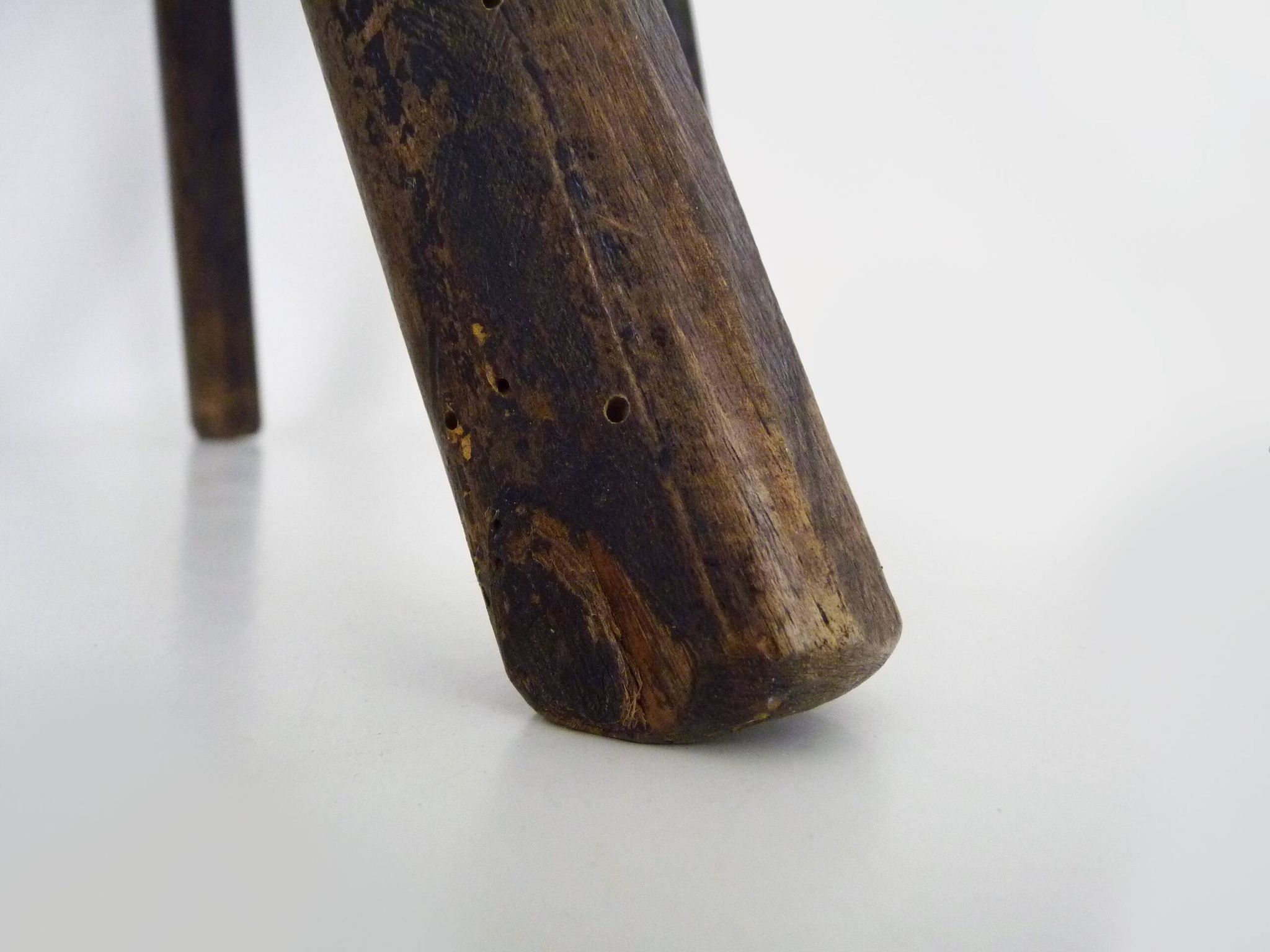 Brutalist tripod chair in raw wood. Solid wood chair. 1960s.