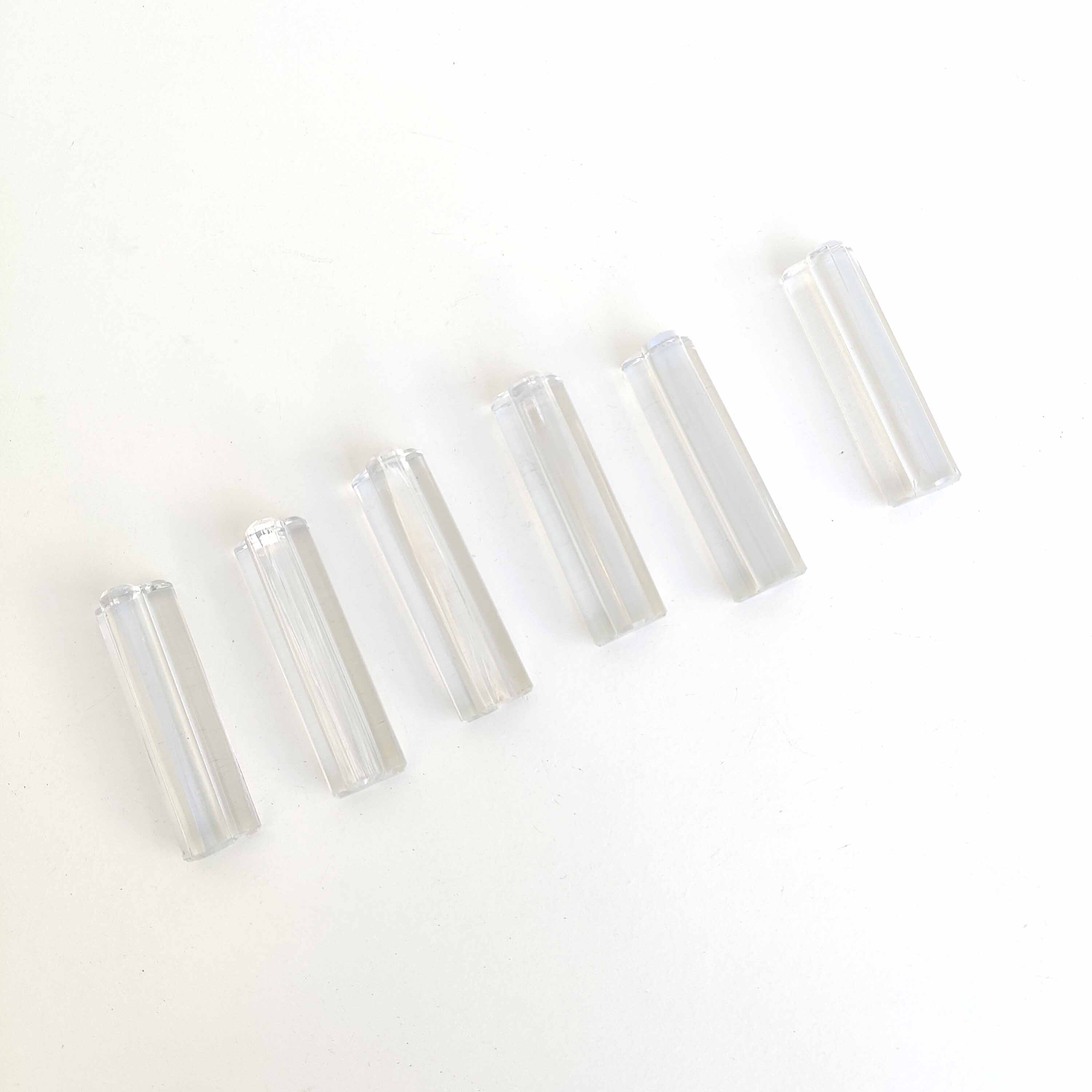 Suite de 6 porte couteaux  modèle trèfle en verre