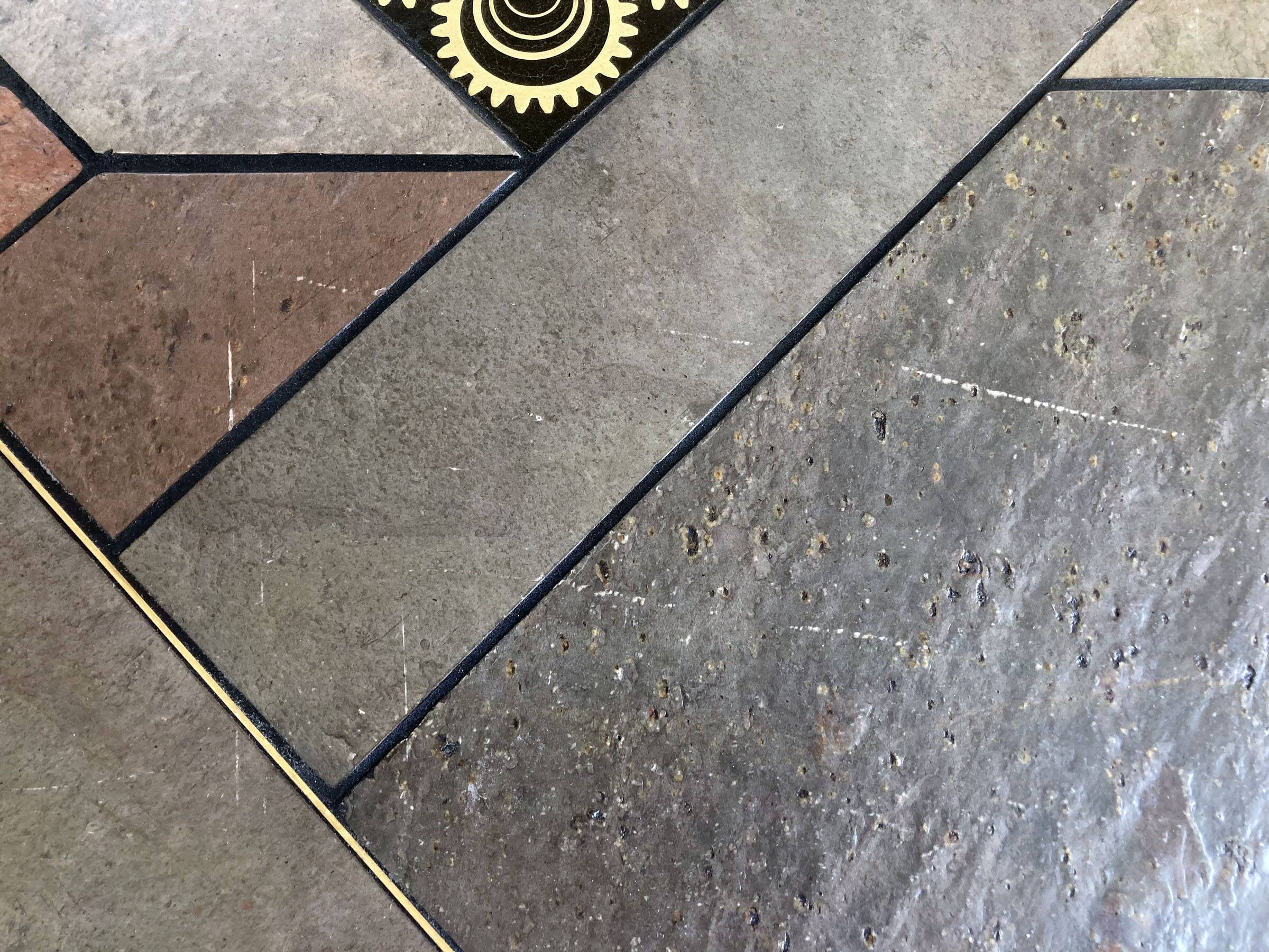 Table basse brutaliste Paul Kingma - pierre, ardoise et laiton