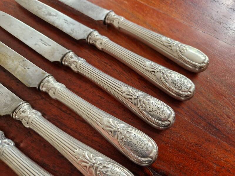 Christofle Série de 6 couteaux à entremets modèle Trianon en métal argenté