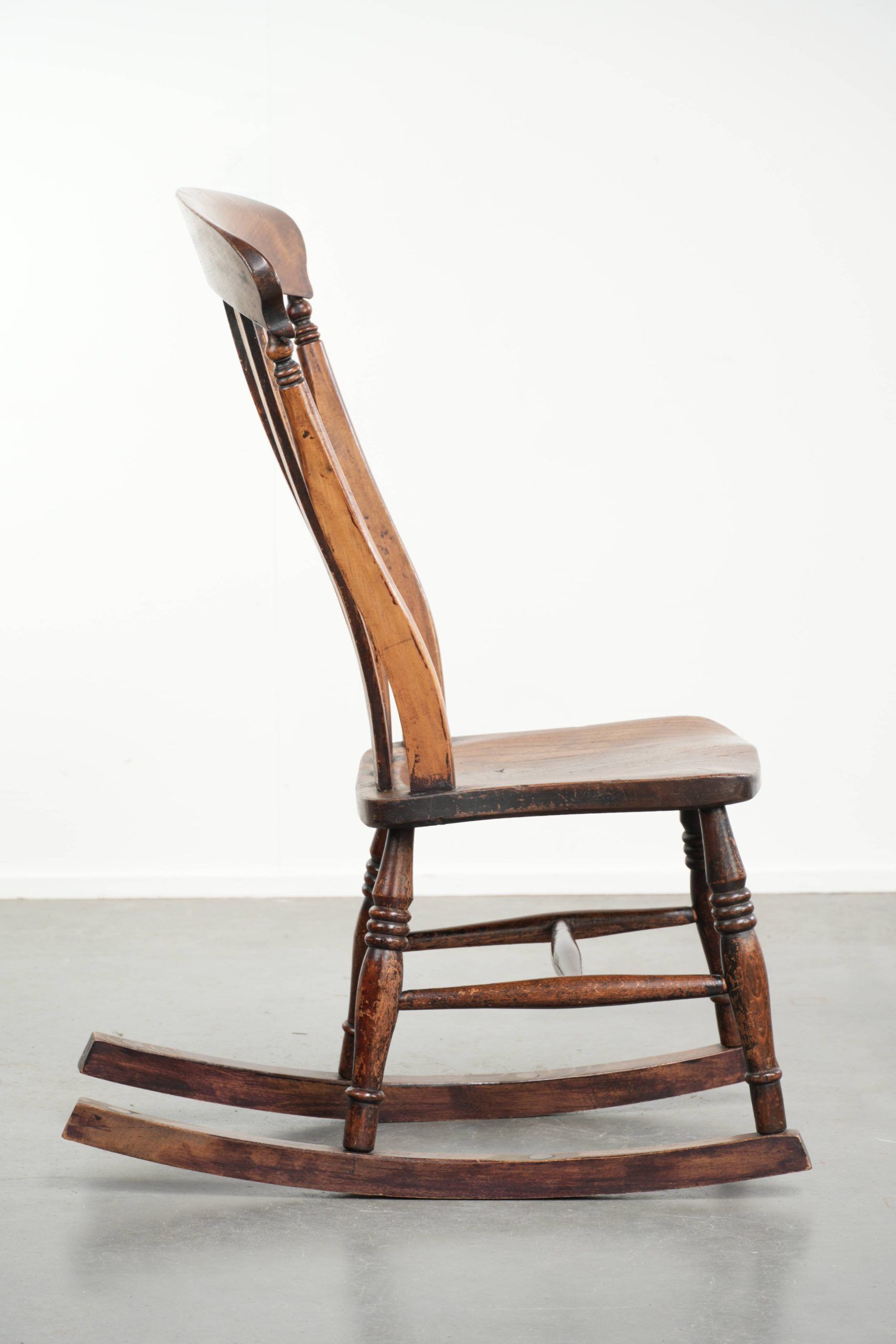 Chaise berçante Windsor en chêne anglais du début du 19e siècle.