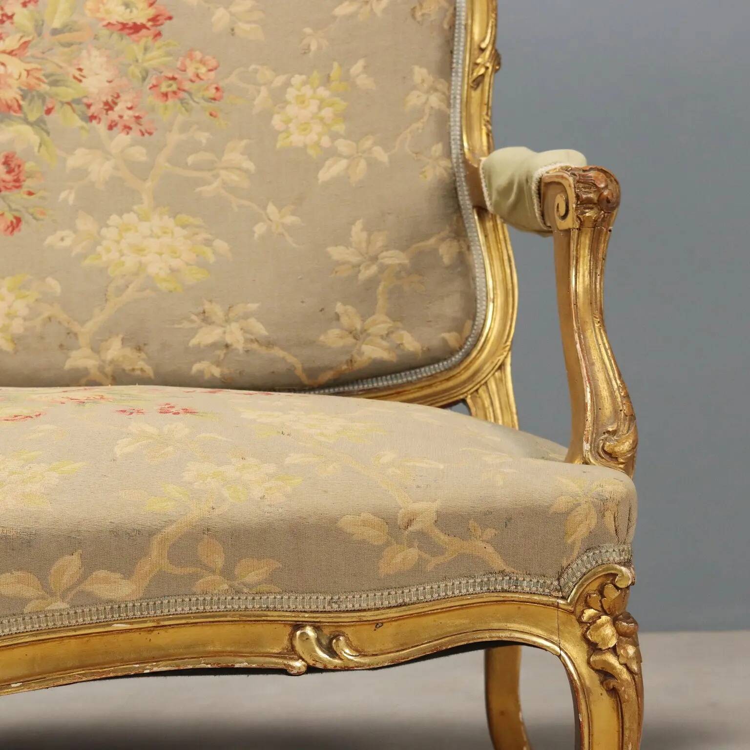 Canapé ancien style baroque, décorations en bois doré, XIXe siècle
