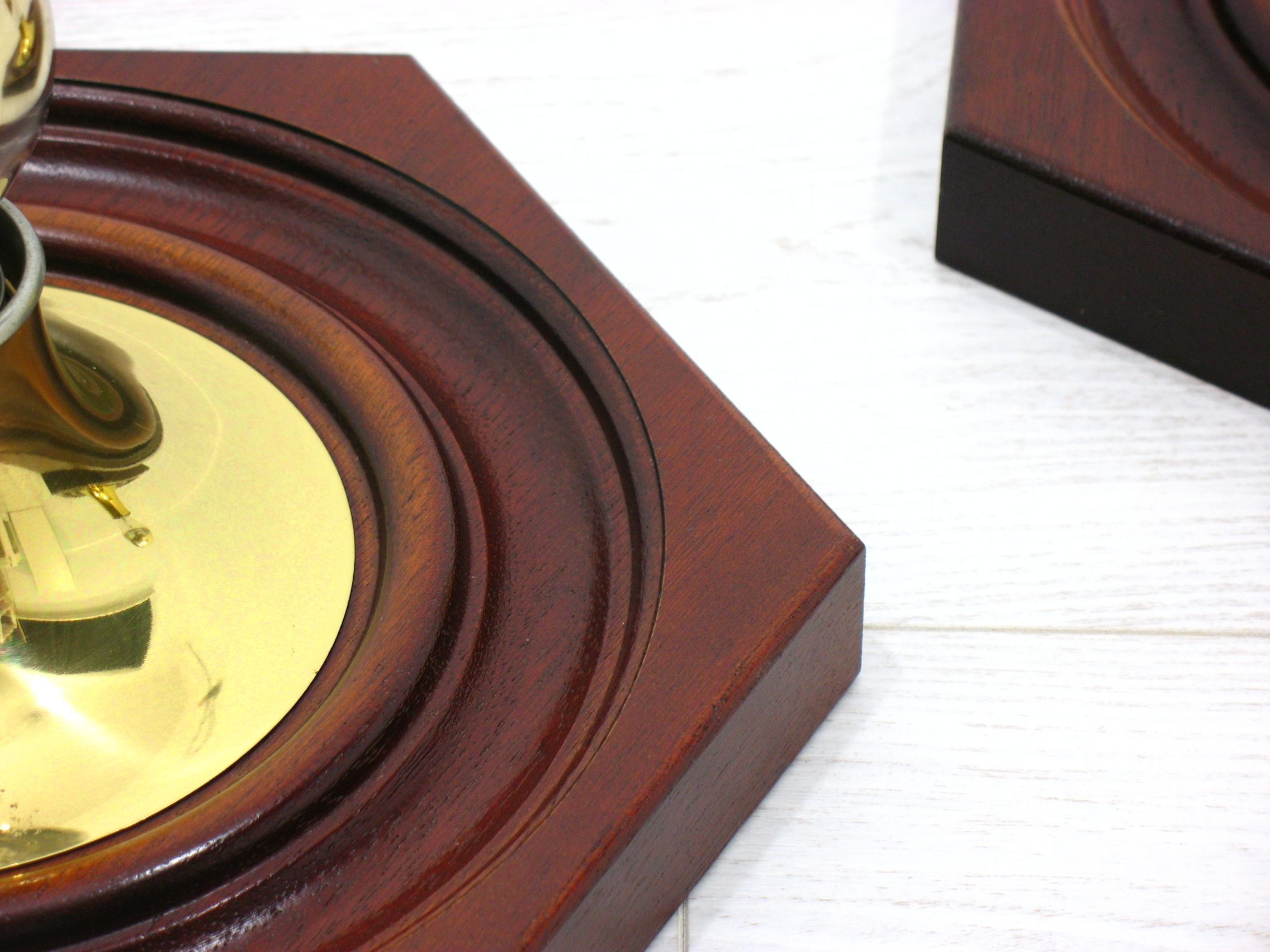 2 appliques hexagonales en bois et laiton, 1970 / 80