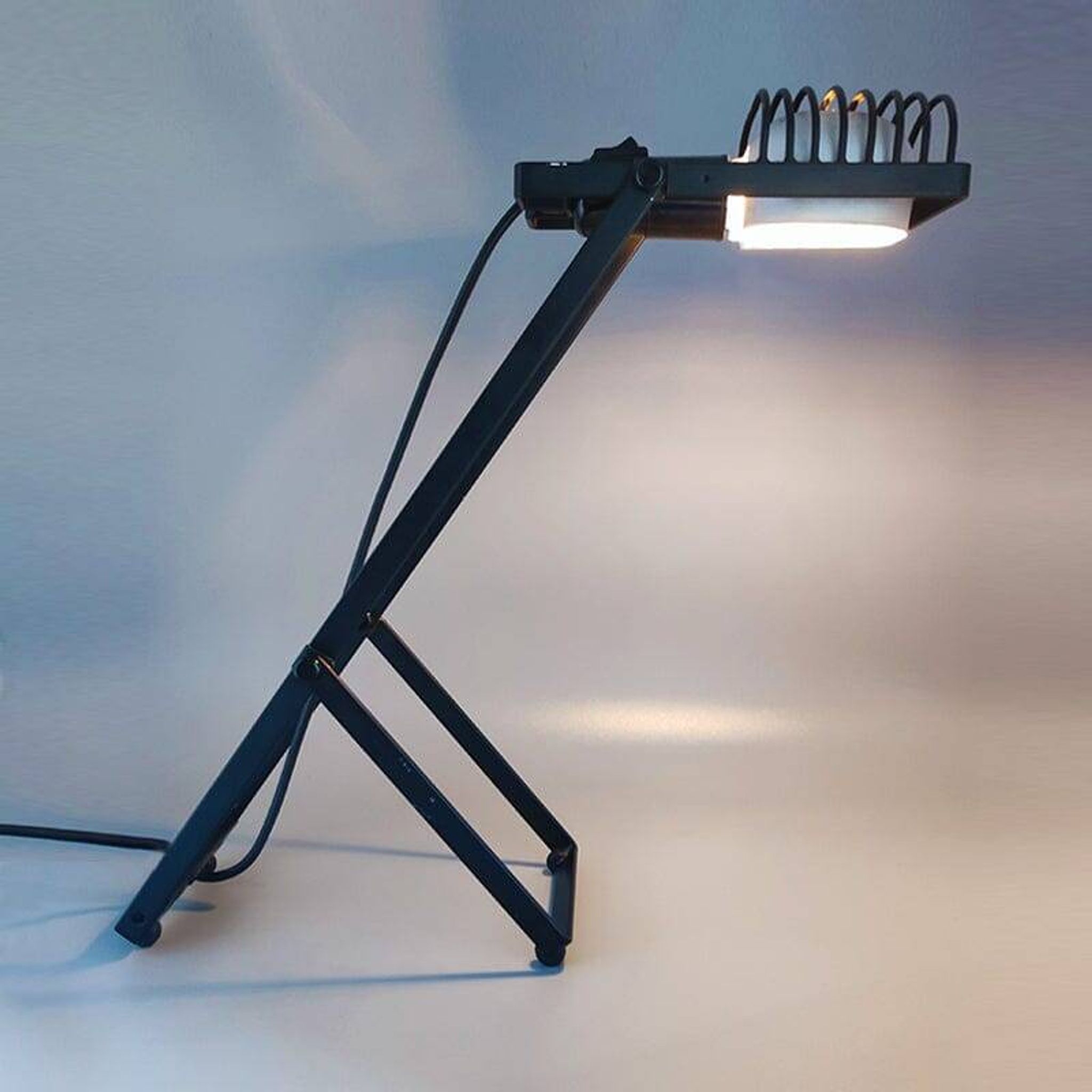 1970s Gorgeous Black Table Lamp "Sintesi" by Ernesto Gismondi for Artemide. Made in Italy