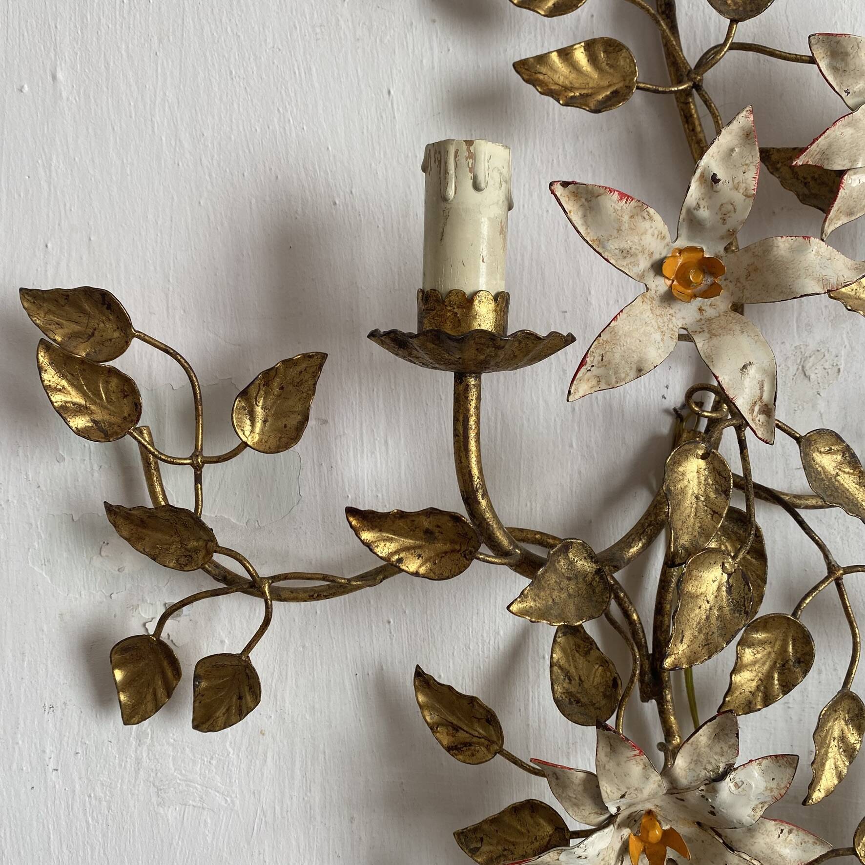 Grande applique fleurs et feuillage en métal doré années 50-60