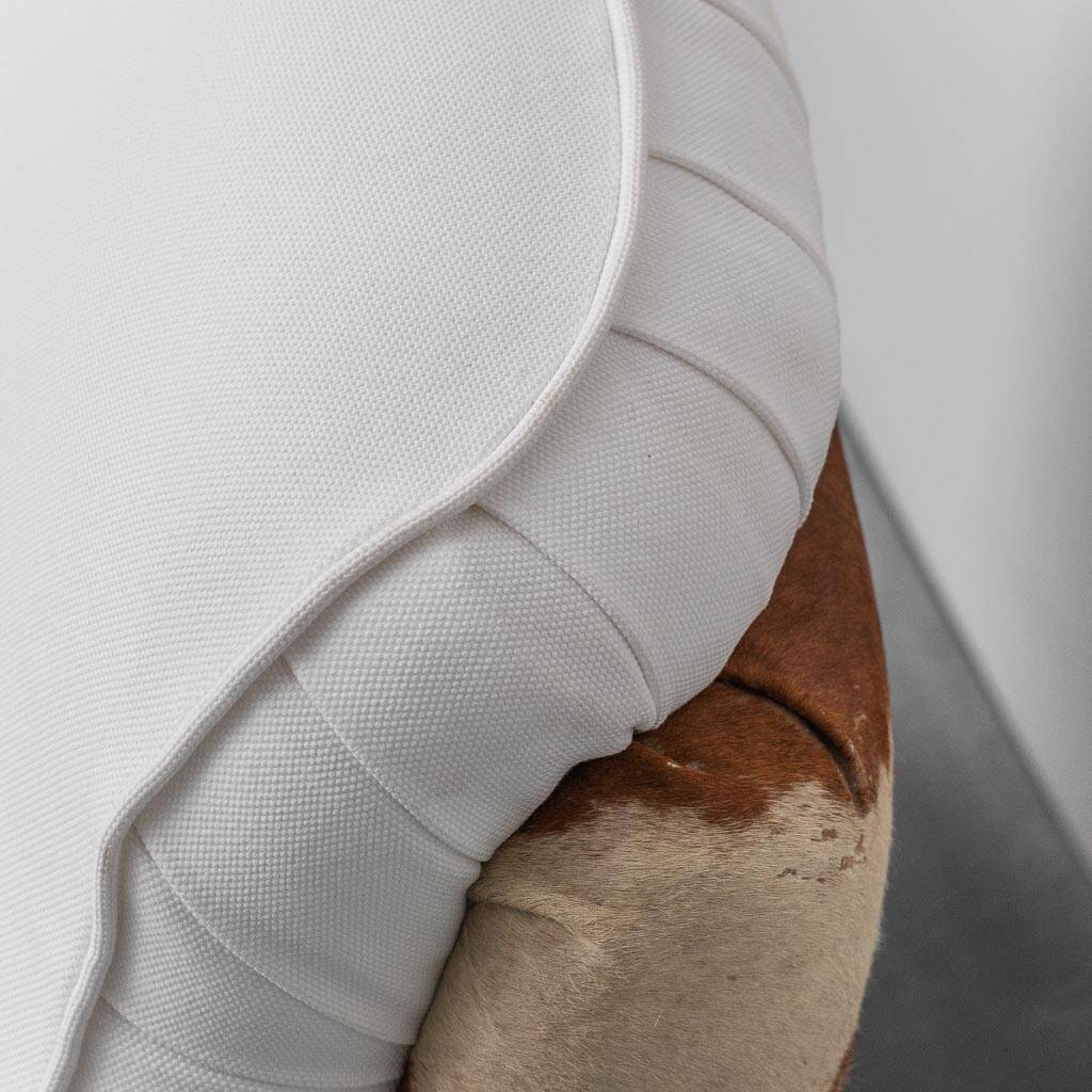 Poltrona vintage in cavallino e tessuto bianco anni ’70 modernariato