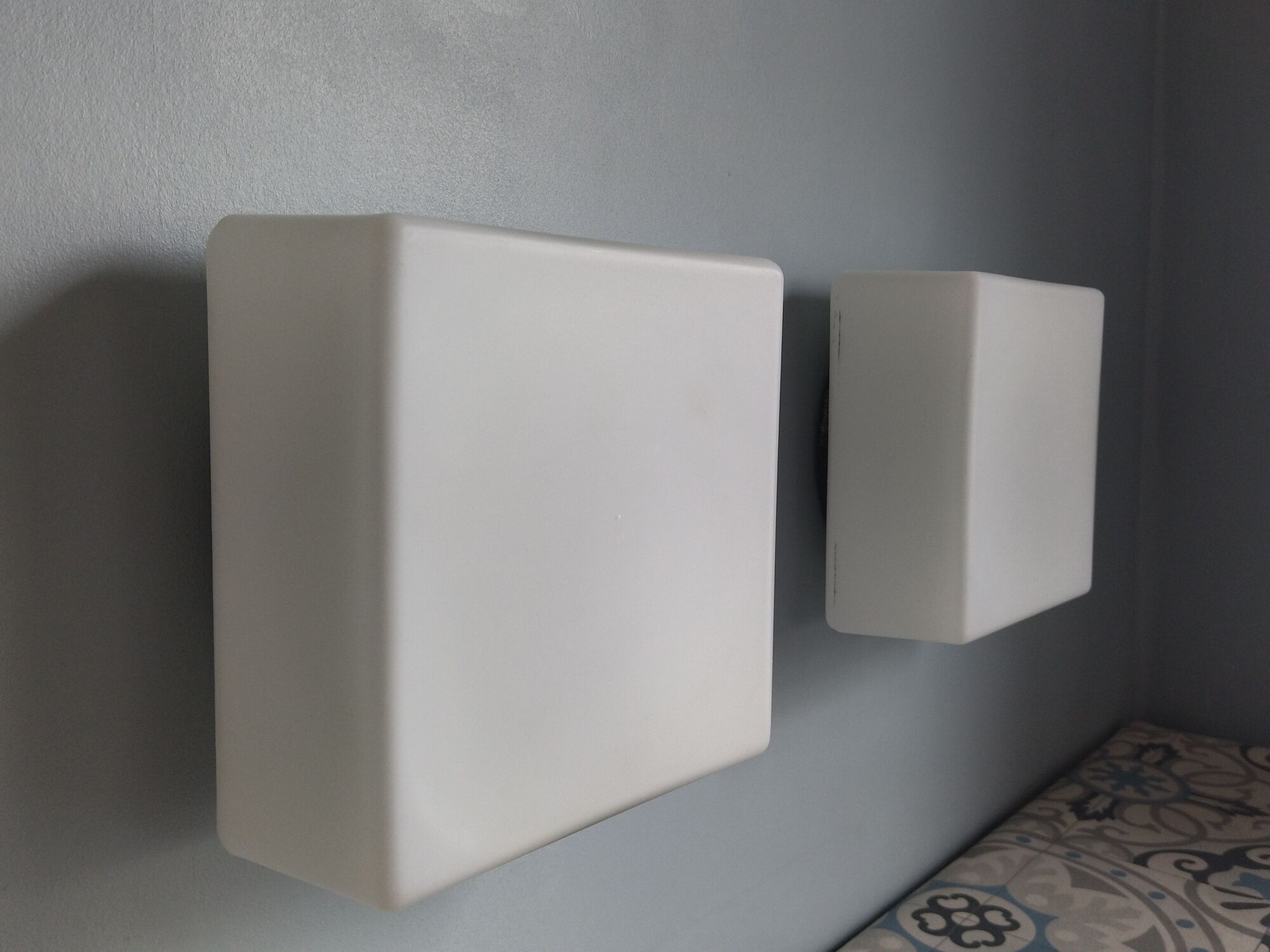 Paire d'appliques/plafonniers carrés  en opaline mate vintage