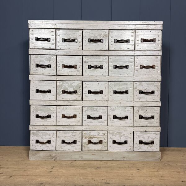 Ancien cabinet d'atelier gris clair avec 25 tiroirs.