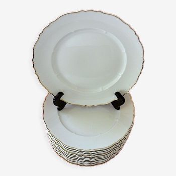 Suite de douze assiette de table en porcelaine blanche, la lèvre dorée