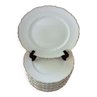 Suite de douze assiette de table en porcelaine blanche, la lèvre dorée