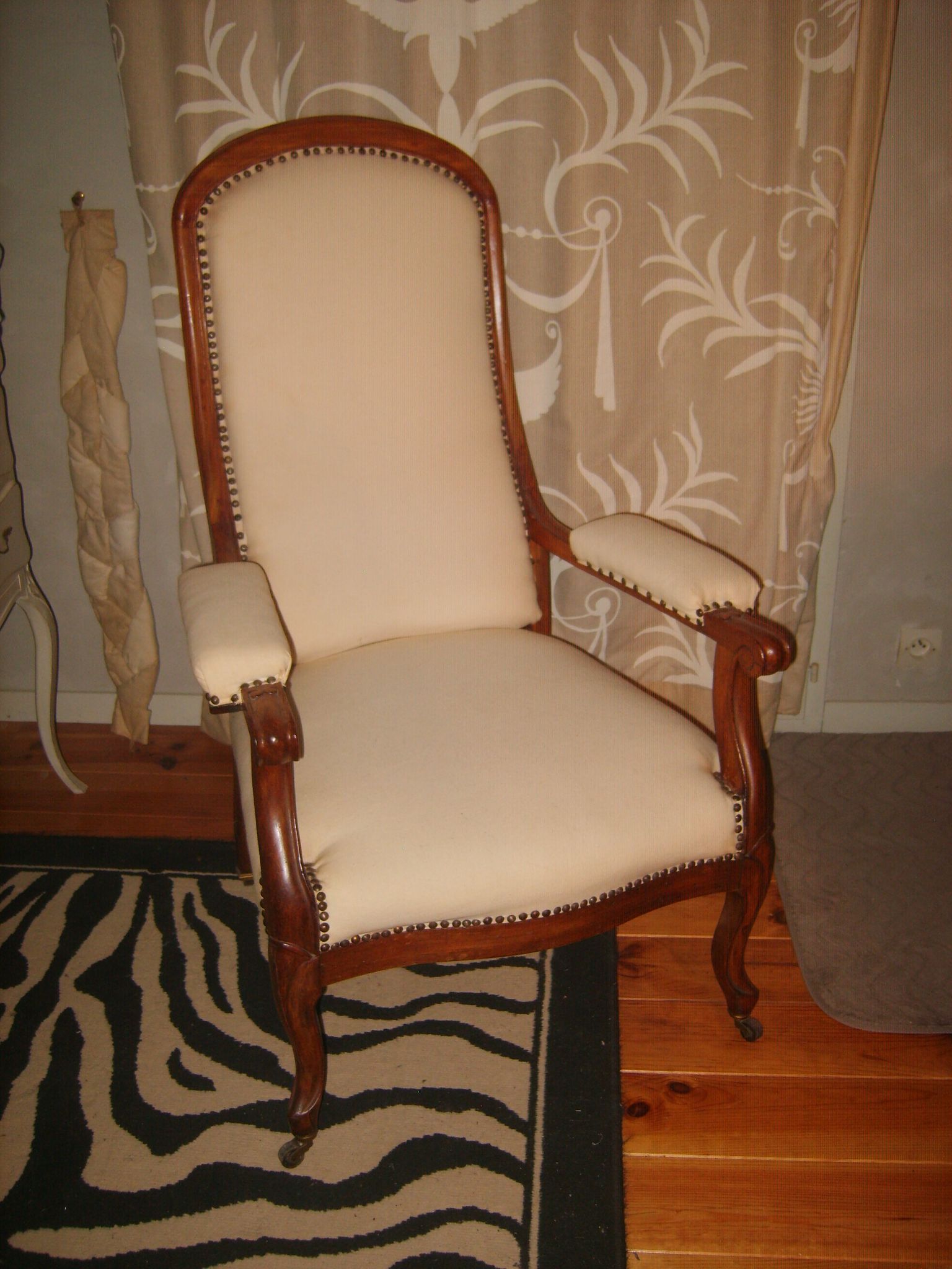 Armchair and its footrest