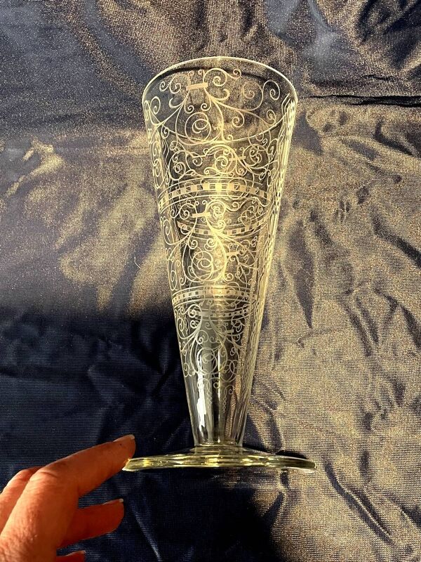Vase conique modele lido en cristal de baccarat motifs art deco
