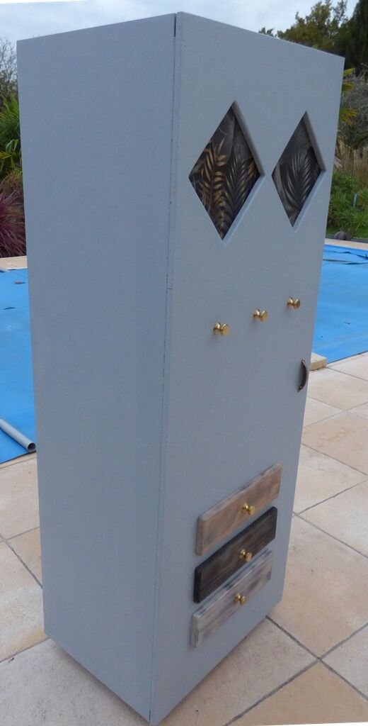 Atypical cabinet with several shelves with wheels