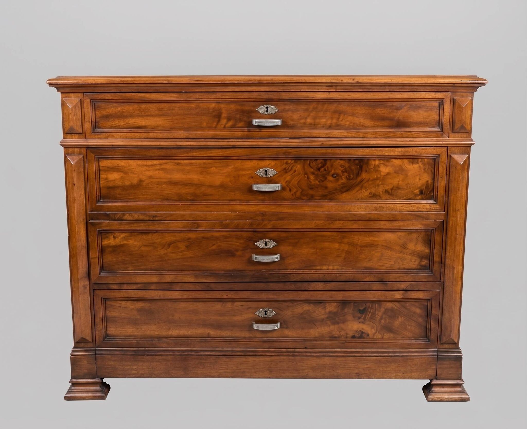 Antique wooden chest of drawers with 4 drawers