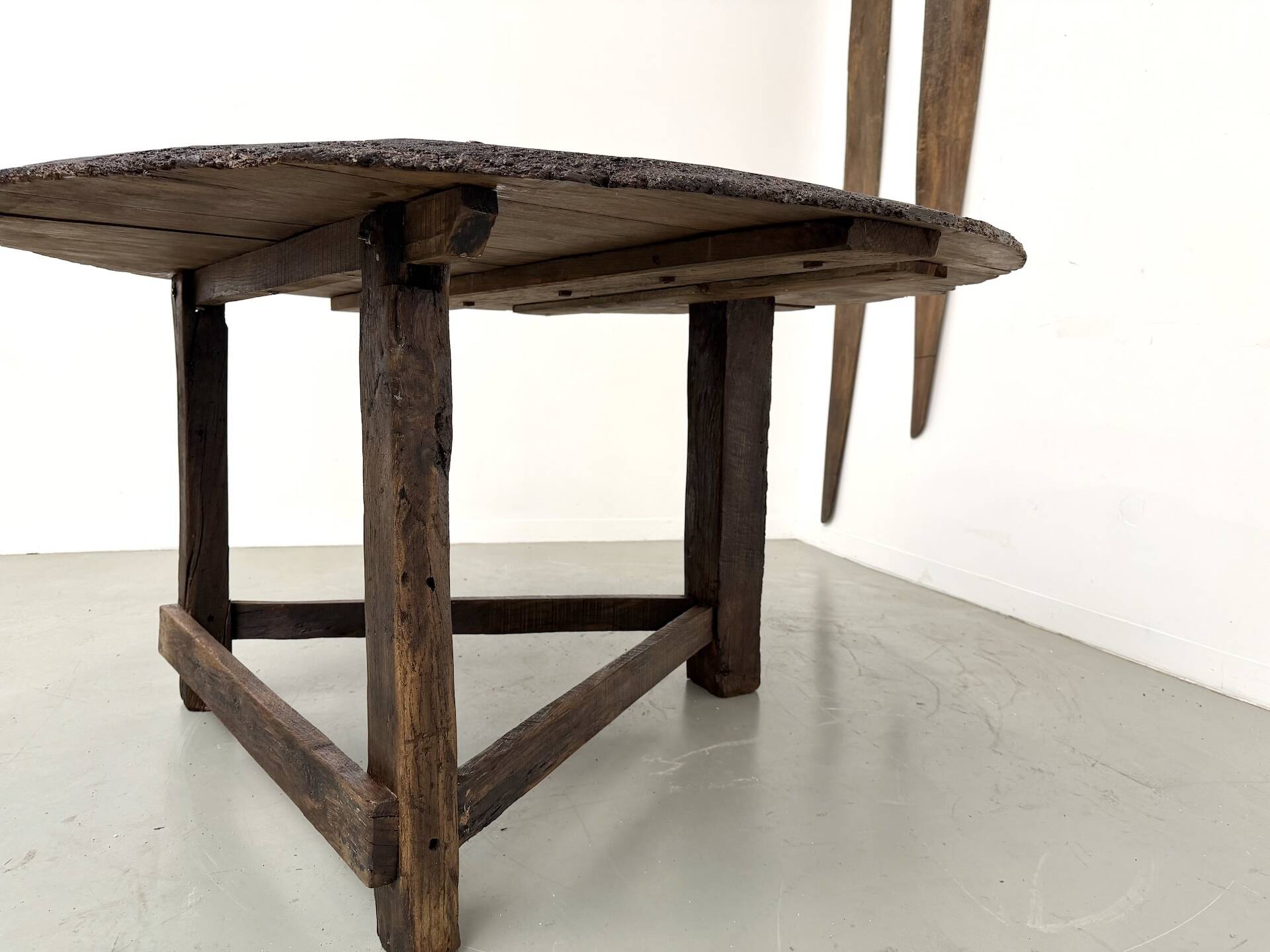 Round table in popular oak, circa 1880.