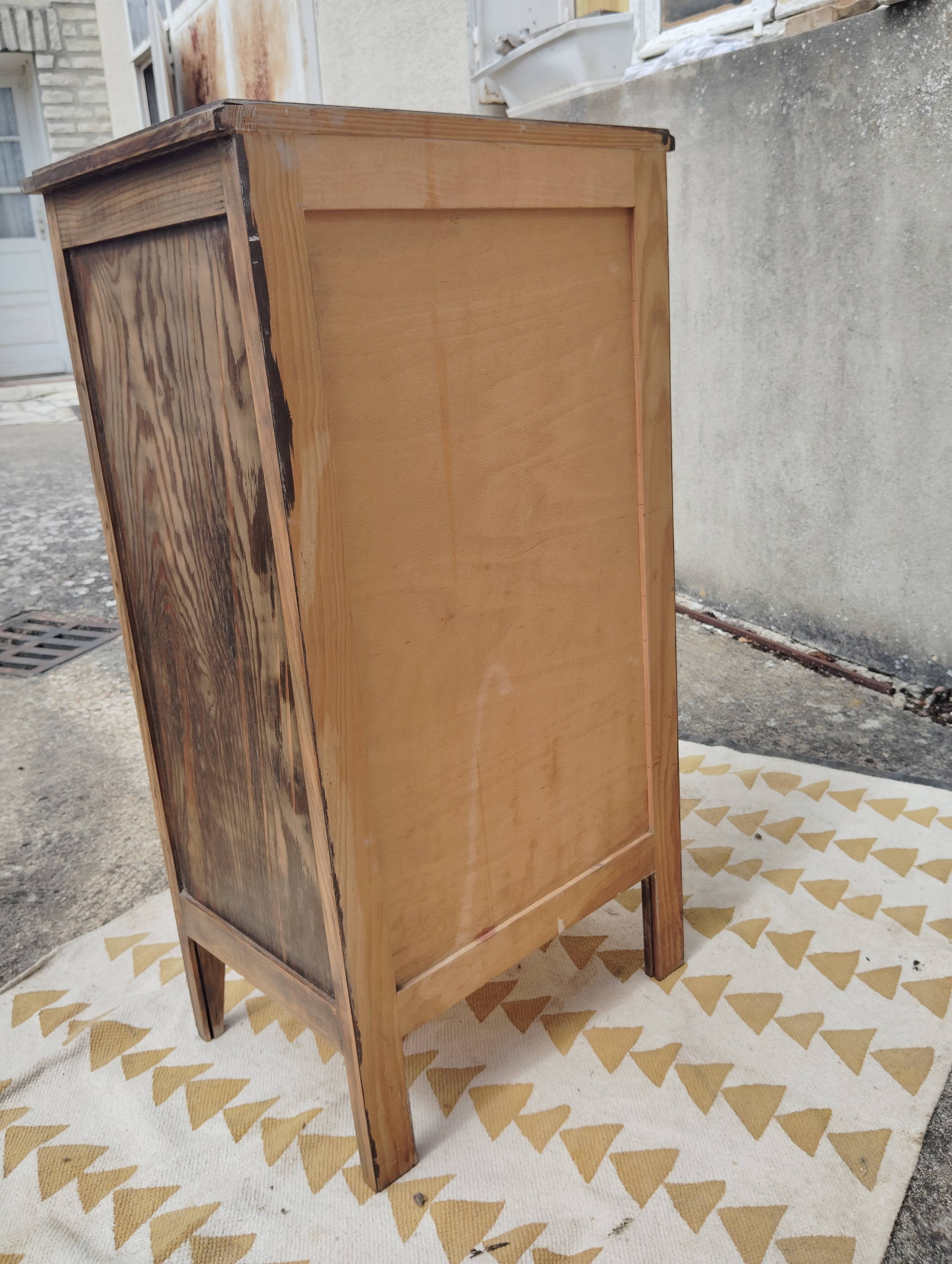 Commode/chest of drawers with tapered legs