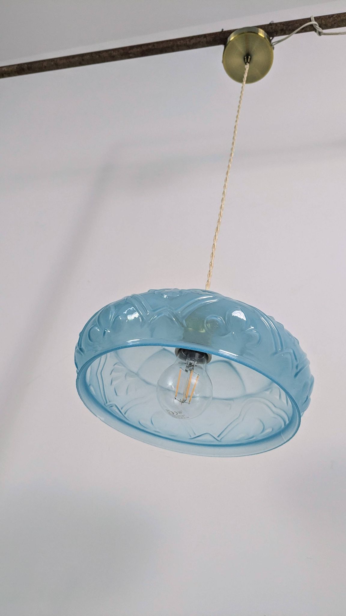 Suspension art déco en verre bleu et laiton