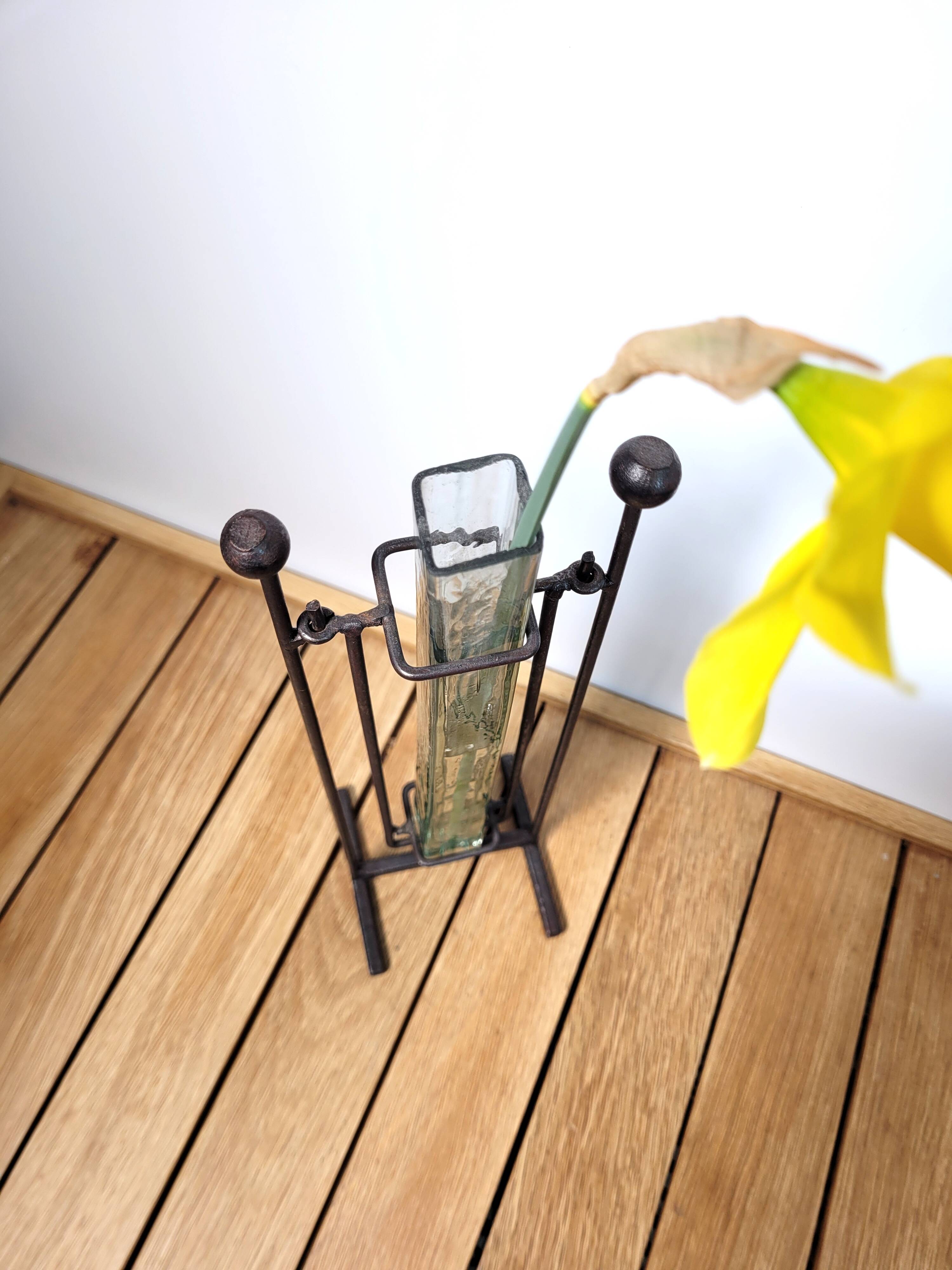 Soliflore vase on rocking portico