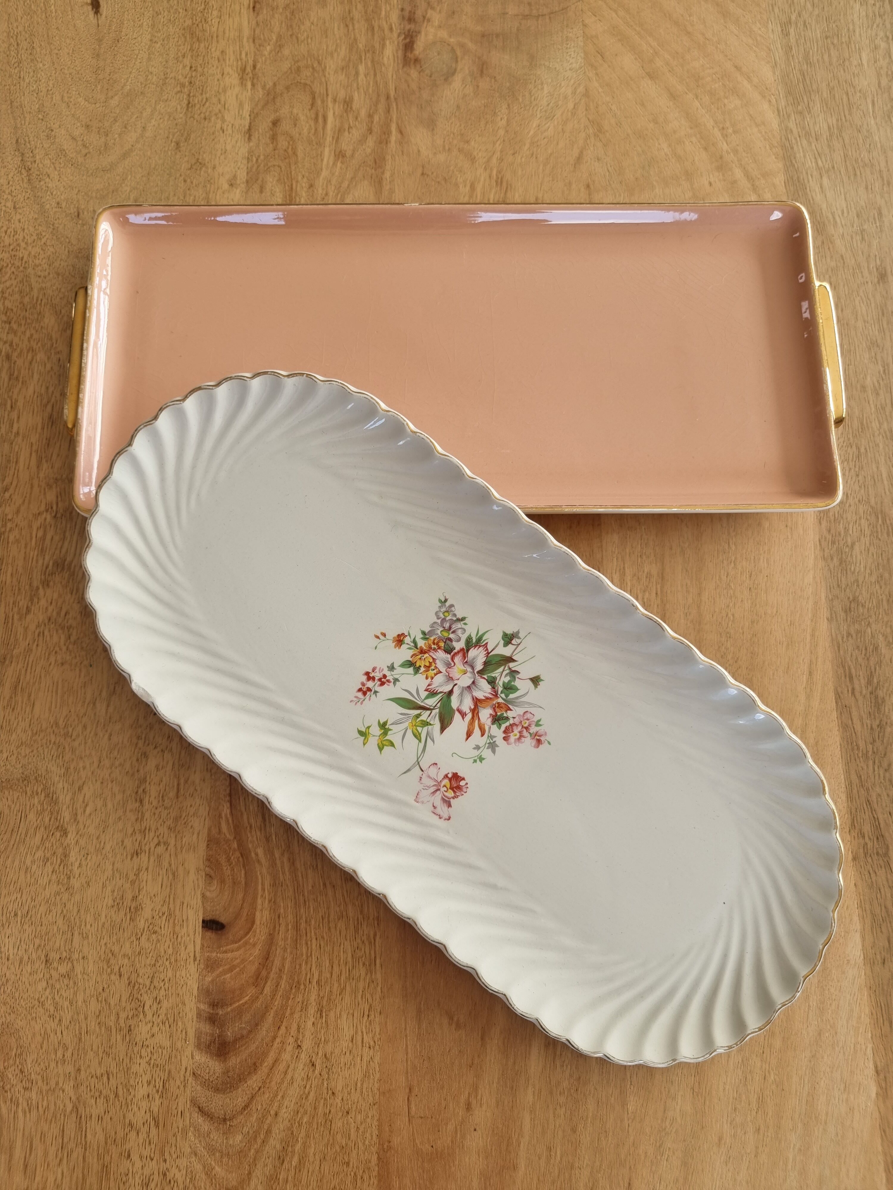 Set of 2 vintage cake dishes