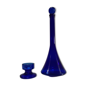 Carafe en verre bleu