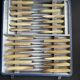 Coffret de 24 couteaux art déco lame inox et manche corne