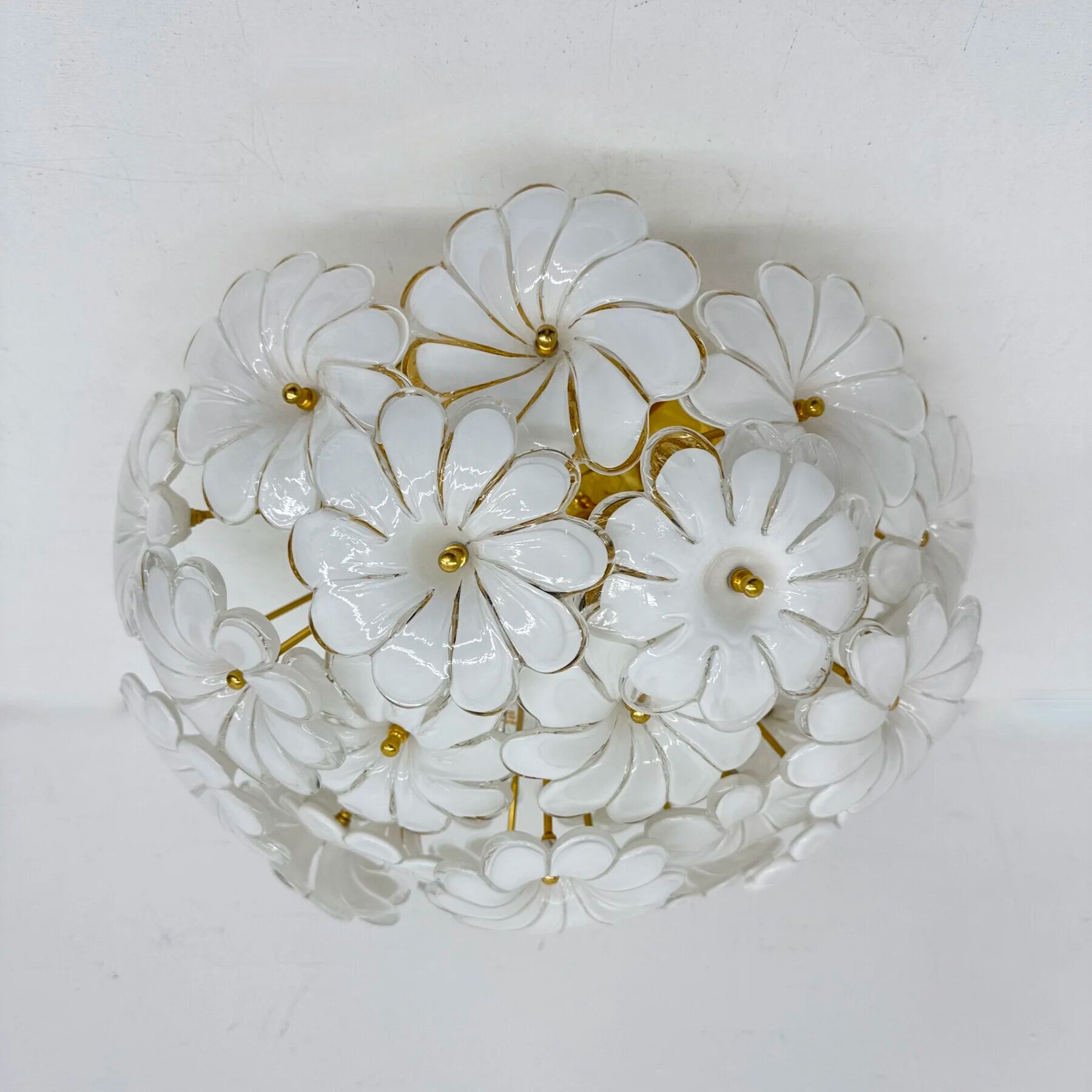 Plafonnier floral en verre blanc de Murano, italien, des années 1970.