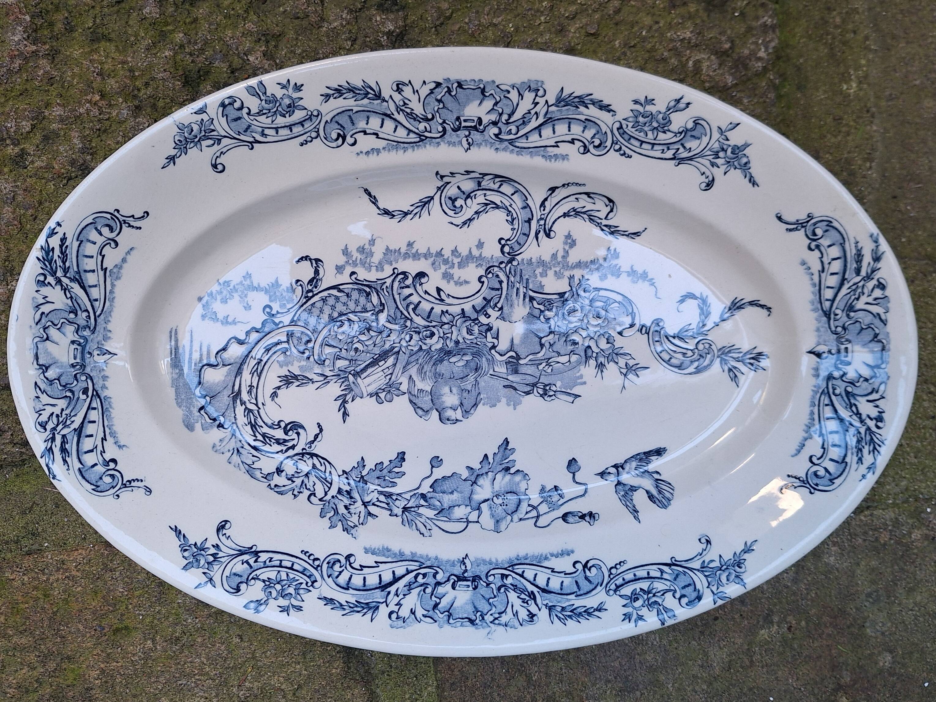 Service set in SG porcelain, Louis XV model.