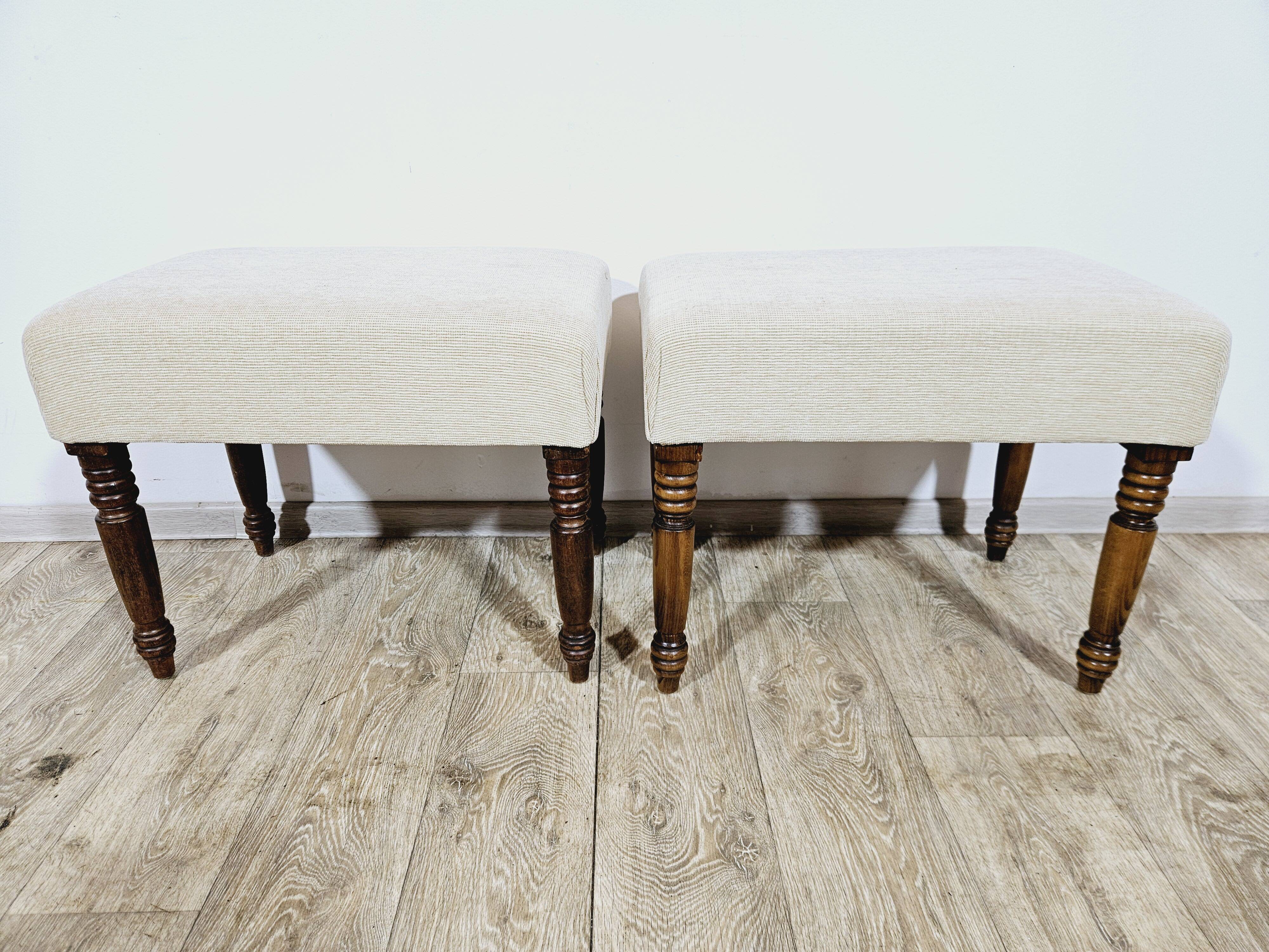 Paire de poufs/stools rembourrés anglais du 19ème siècle.
