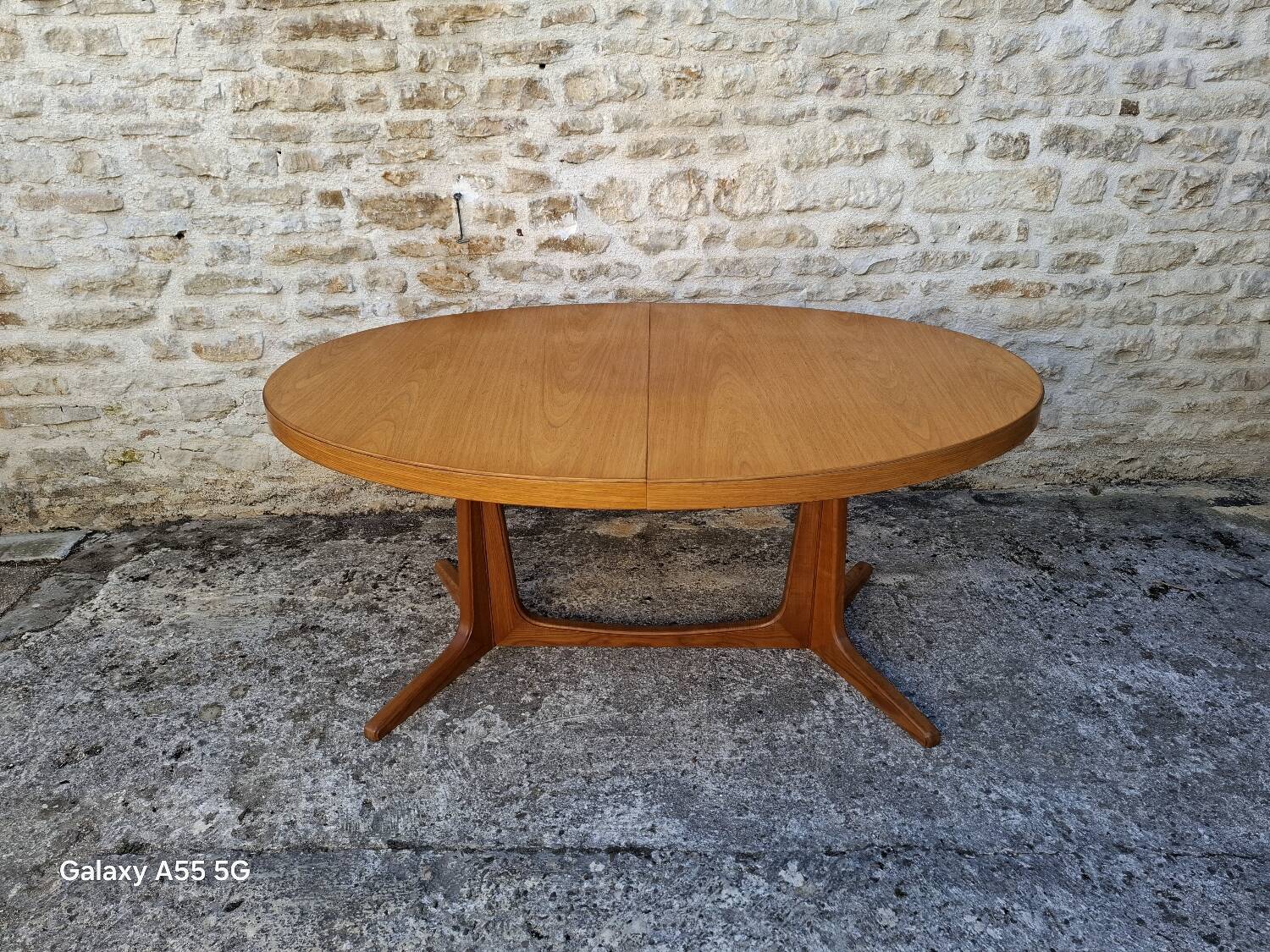 Baumann oval table