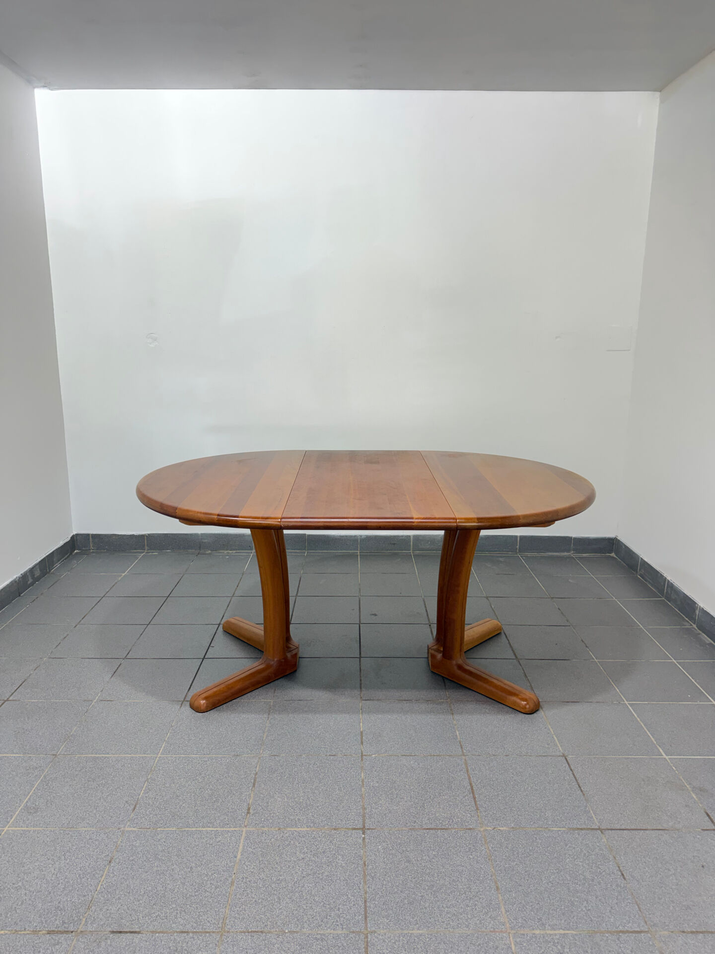 Dyrlund extendable round table in teak – Danish design – 4 to 6