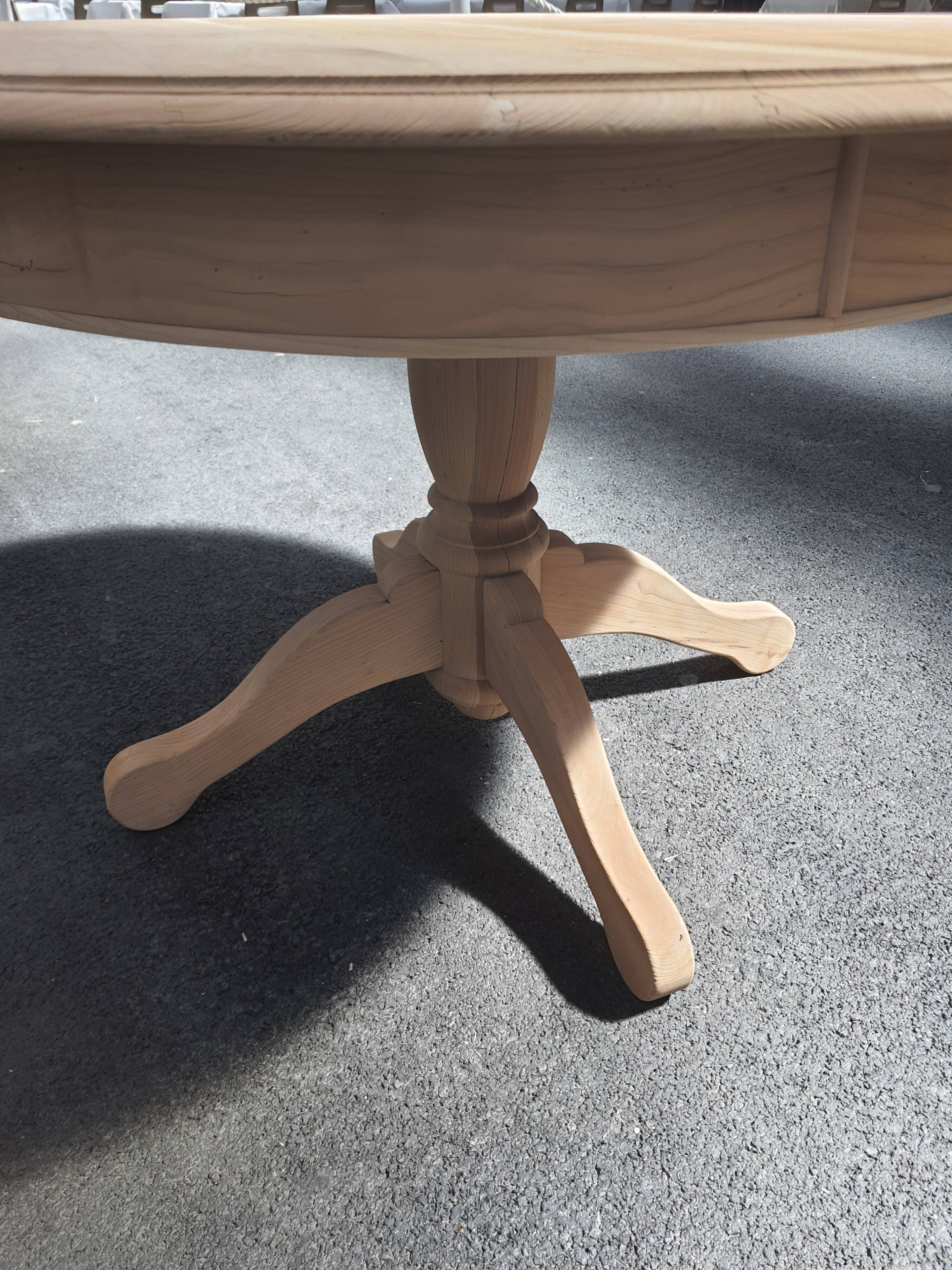 Round table central piece in cherry tree