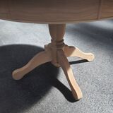 Round table central piece in cherry tree