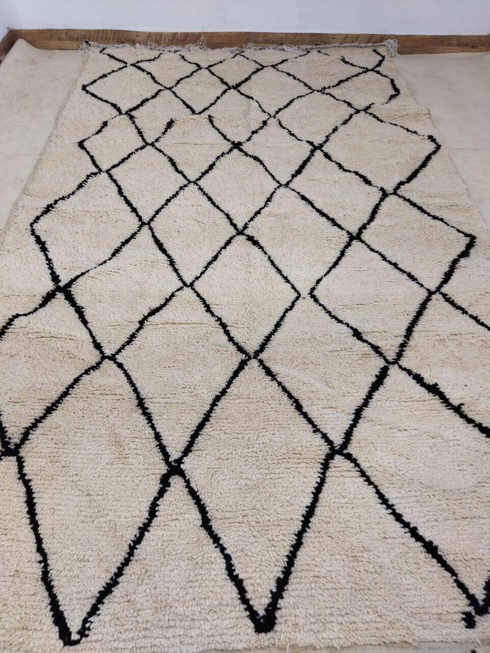 Handmade moroccan berber rug 315 x 187 cm