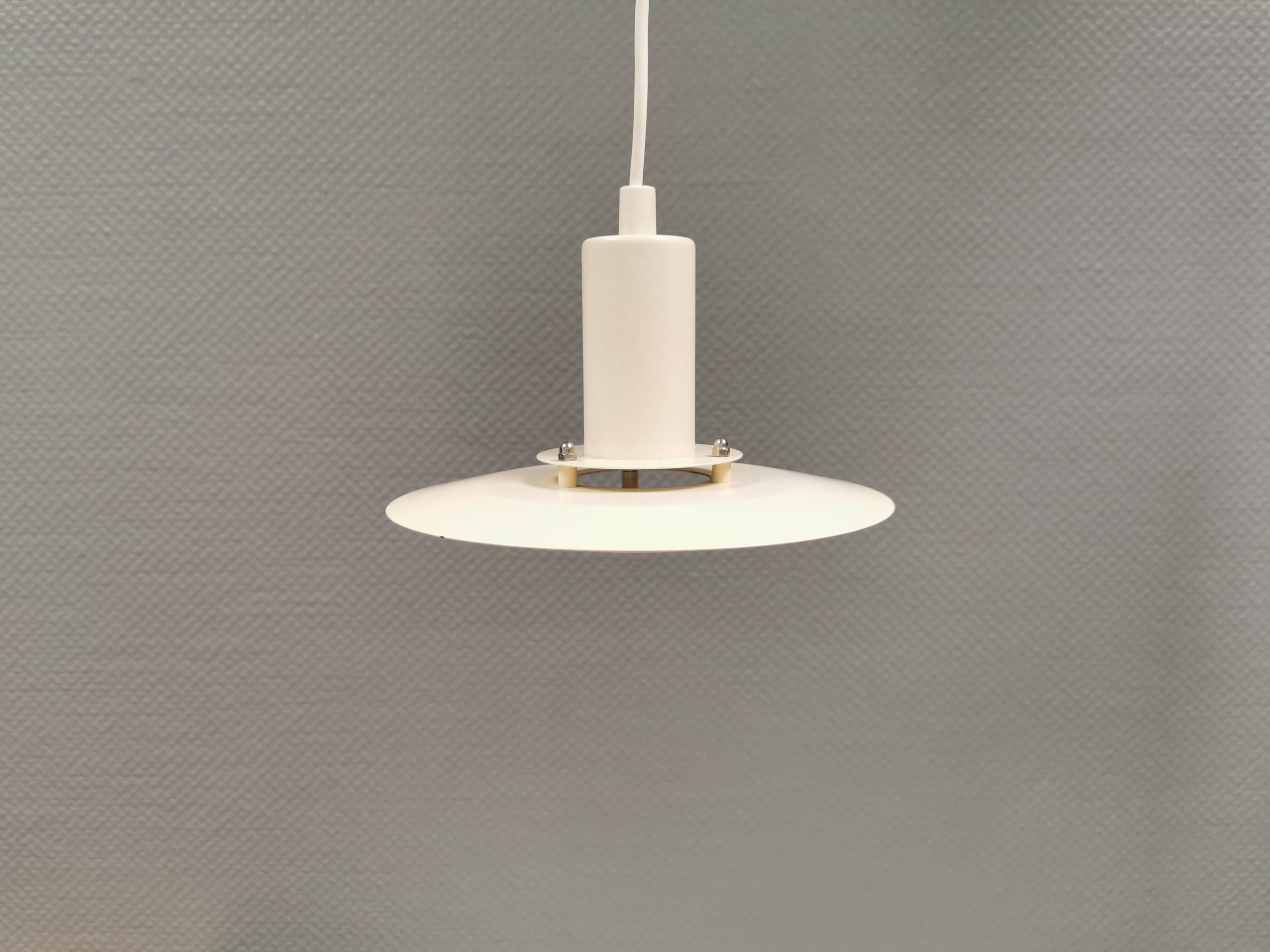 Une lampe suspendue minimaliste blanche de Lyfa Danemark, années 1980.