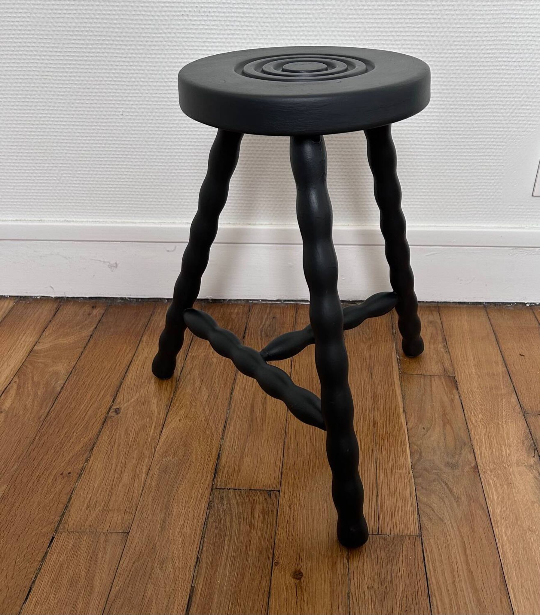 Tabouret tripode pieds bobines