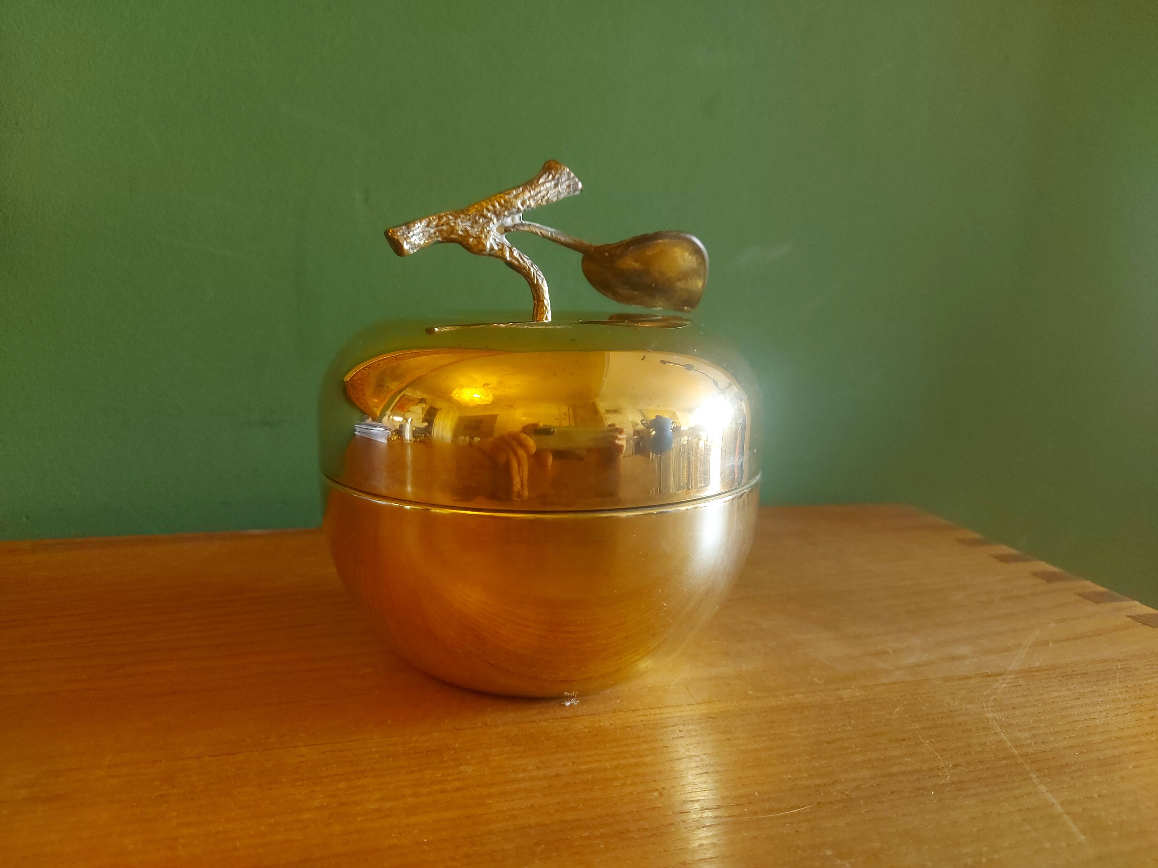 Apple-shaped brass tidy