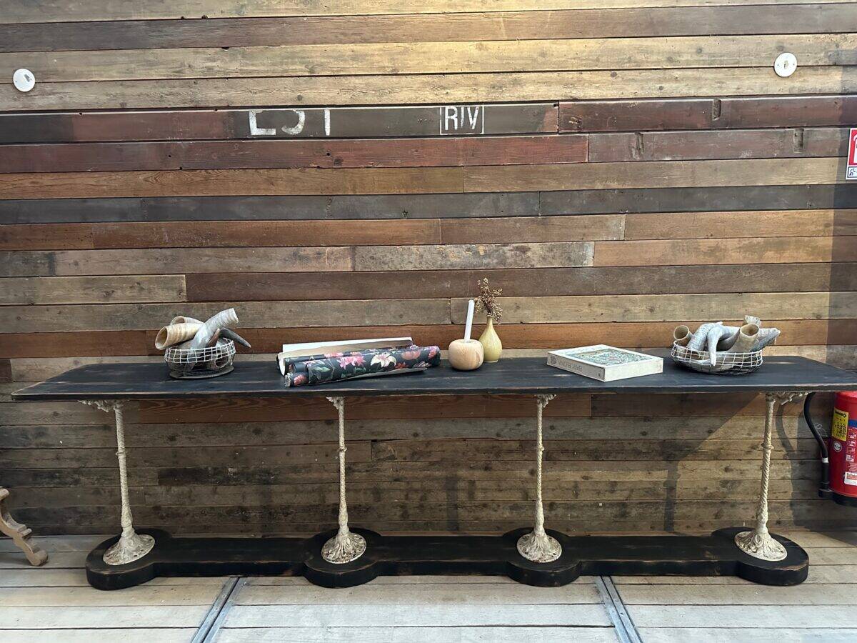 Decorative console table in cast iron and wood