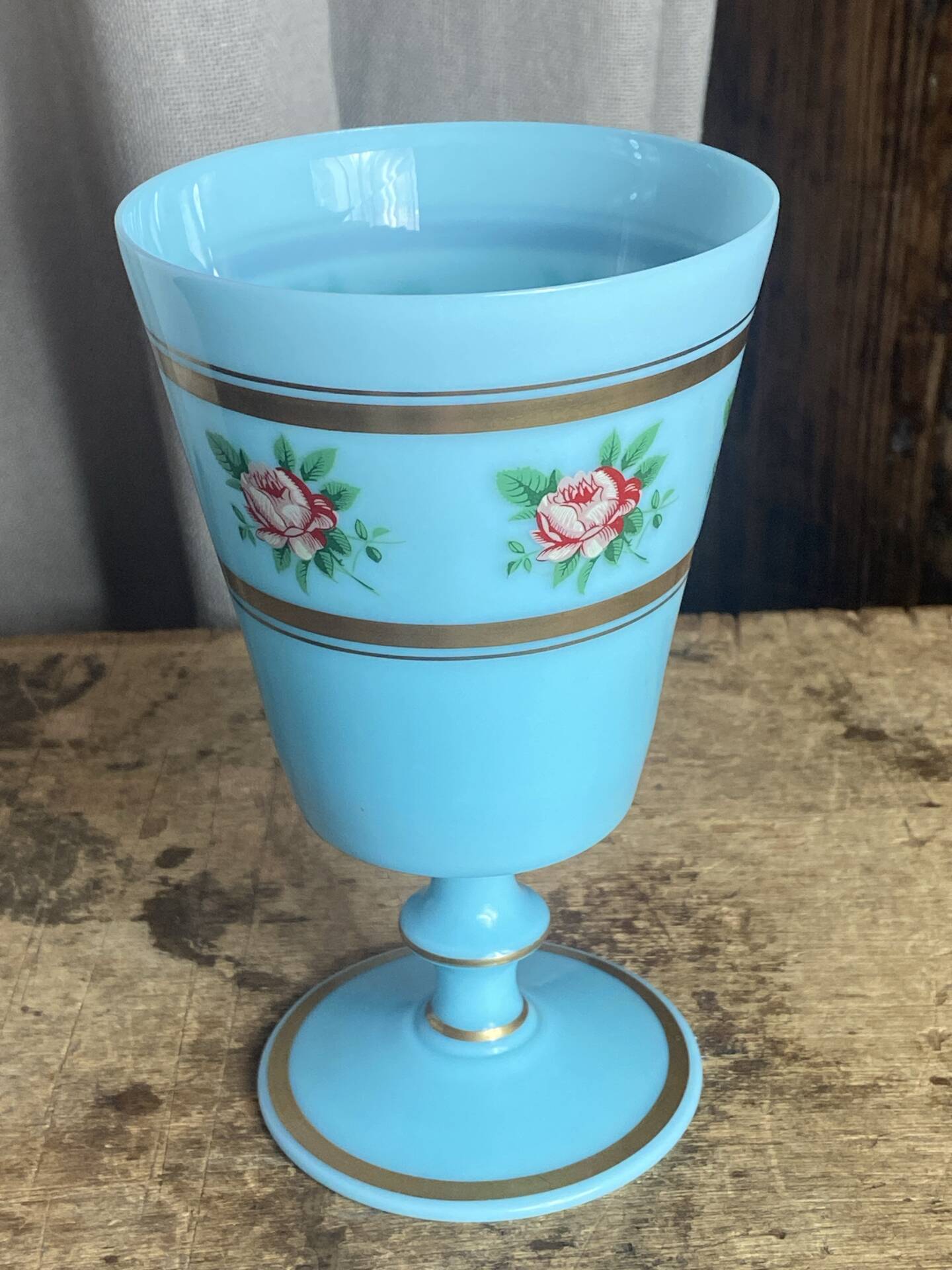 Calice en verre opalin bleu
