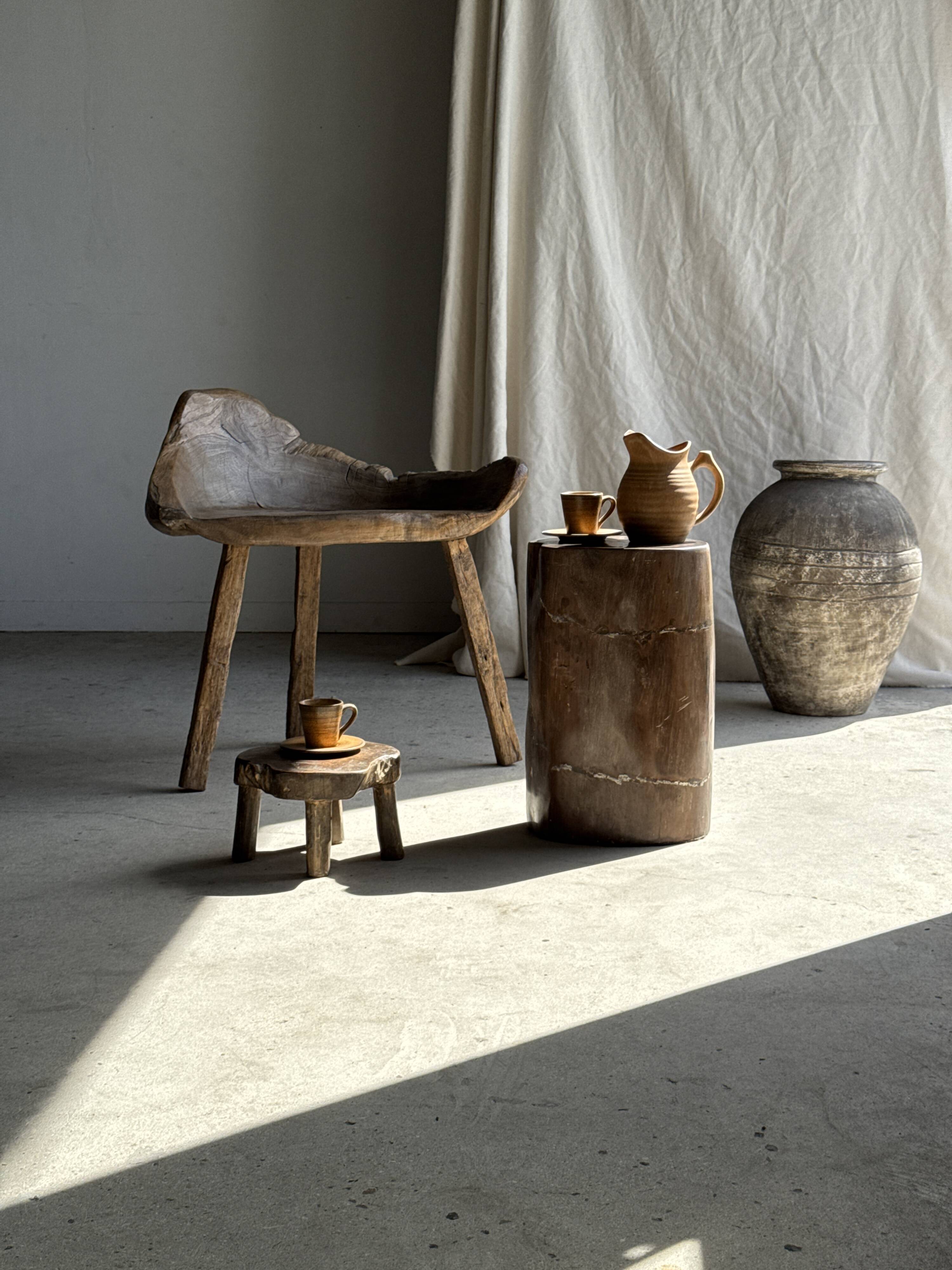 Table d'appoint en bois pétrifié brune H46 D29 - 3338