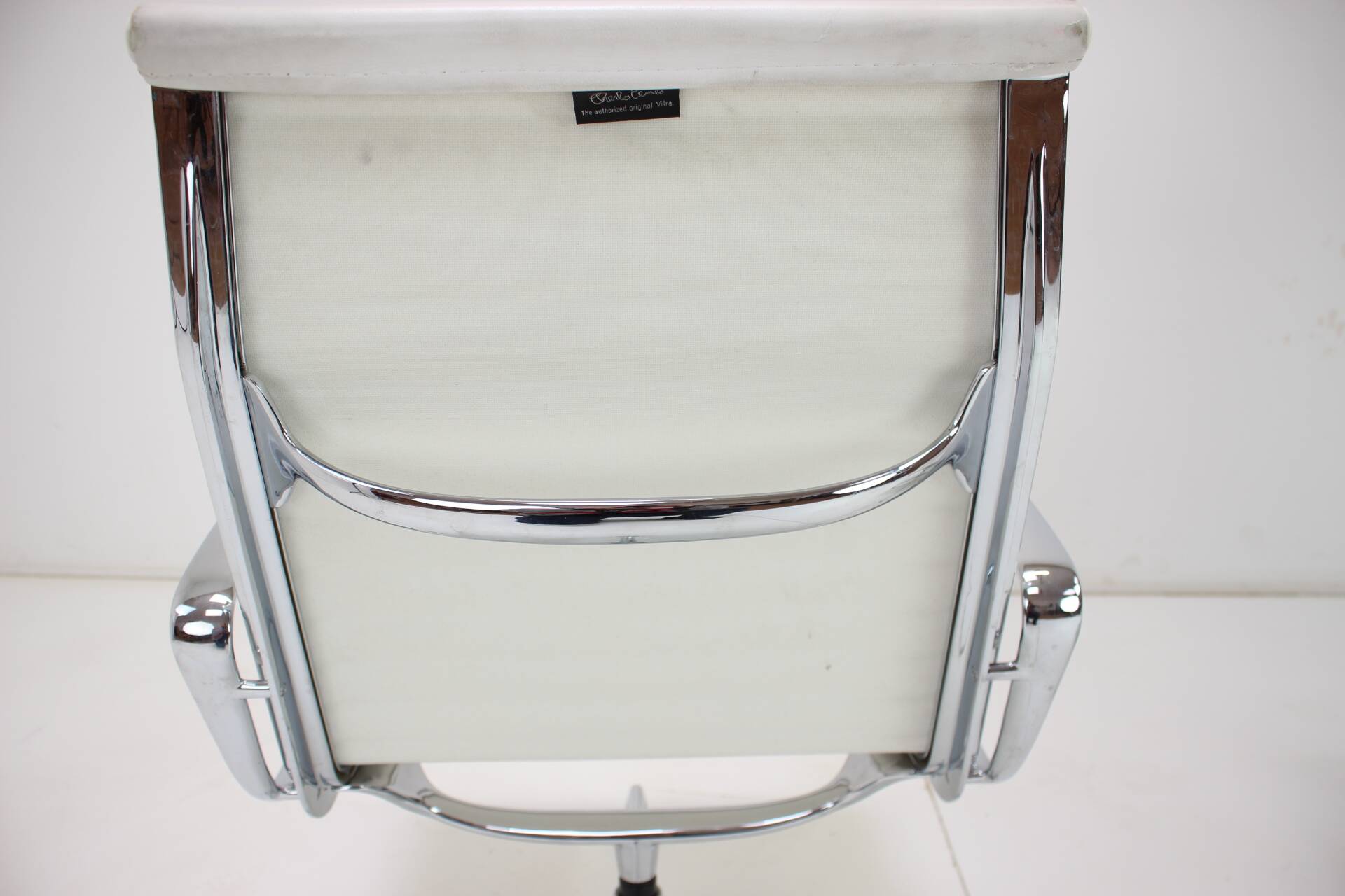 Chair by Charles & Ray Eames for Vitra, EA 107