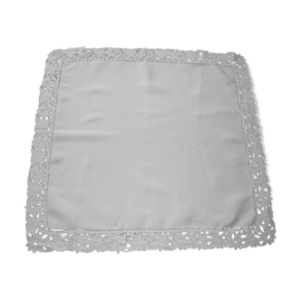 Nappe carrée ancienne ornée de dentelle