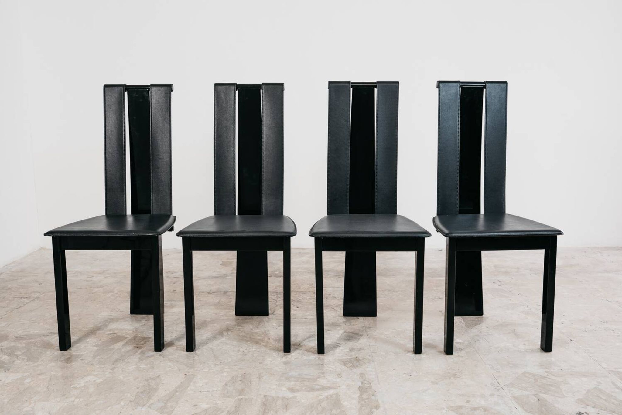 Ensemble de 4 chaises de salle à manger postmodernes design années 80 vintage.
