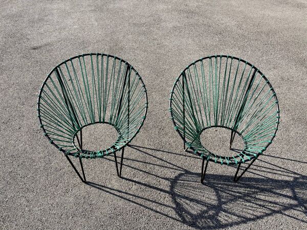Paire de fauteuils de jardin Acapulco 1950 vintage chauffeuses scoubidou métal