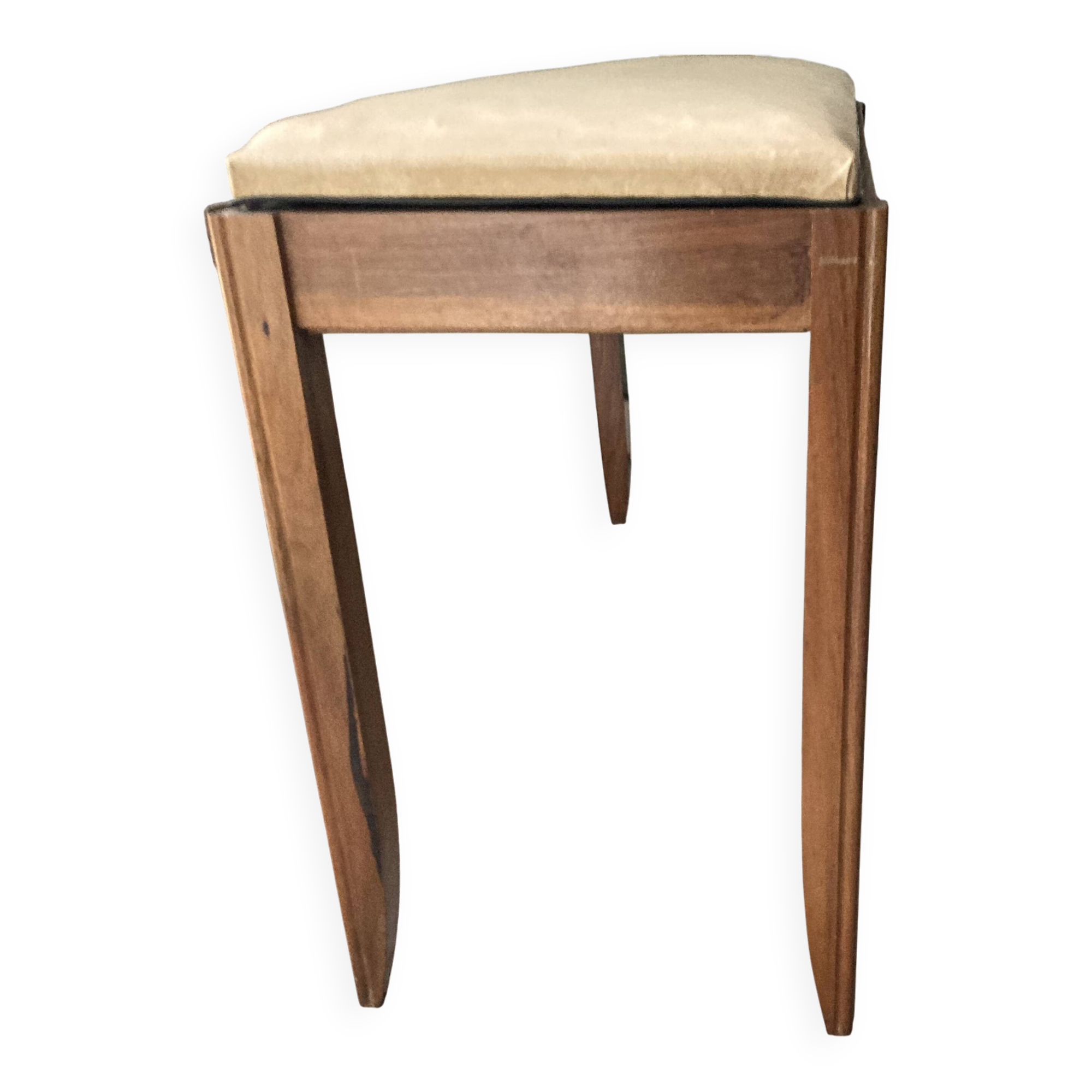 Piano bench that converts into a music book storage in excellent condition.