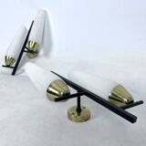 Paire de appliques à double lumière du milieu du siècle en laiton et verre opalin. Italie des années 1950