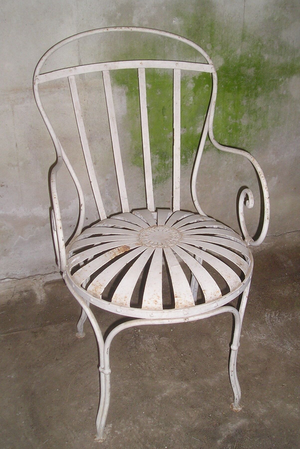 Wrought iron garden armchair with riveted flexible blades early XXth