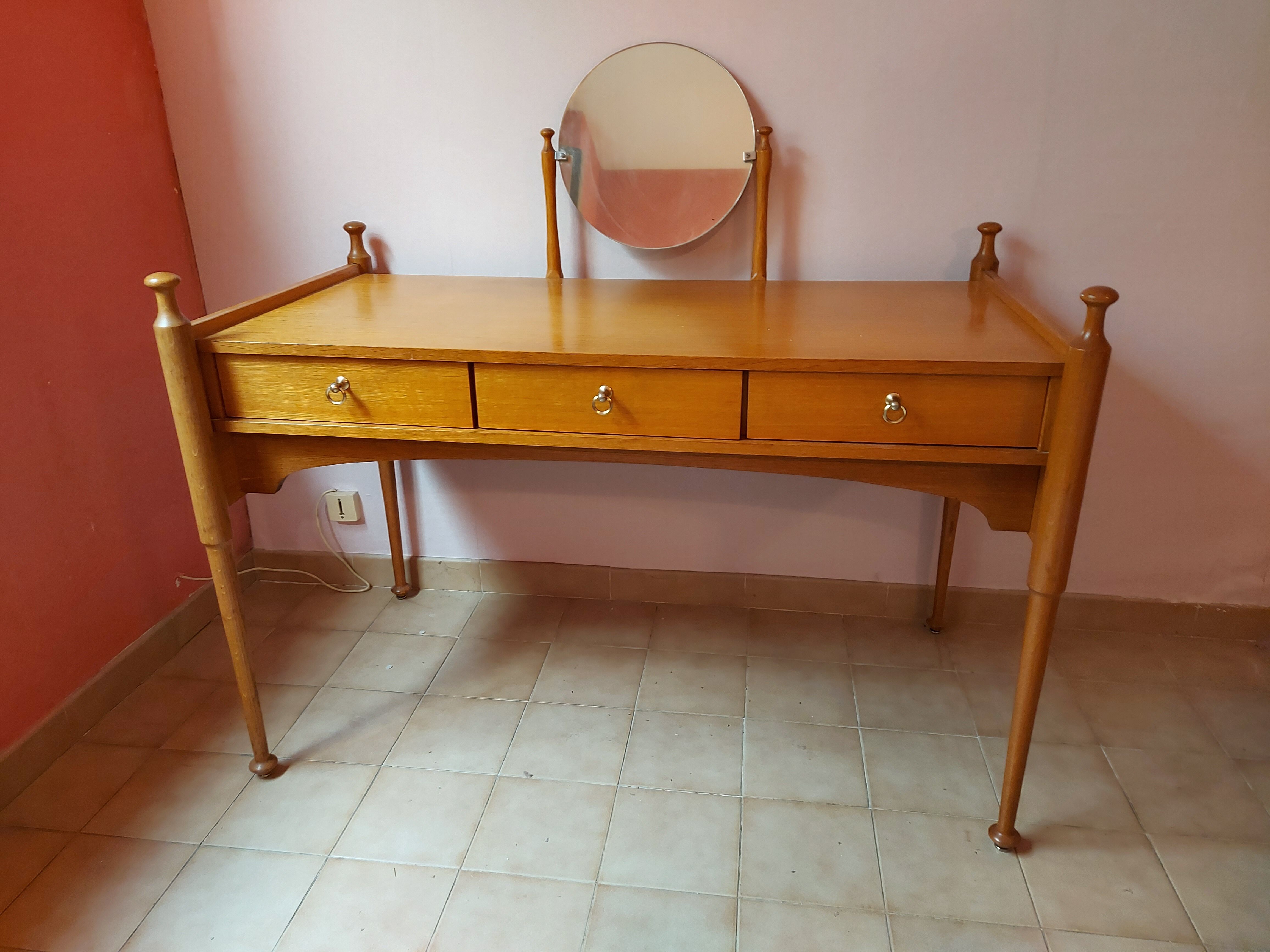 Vintage hairdresser with mirror Gautier