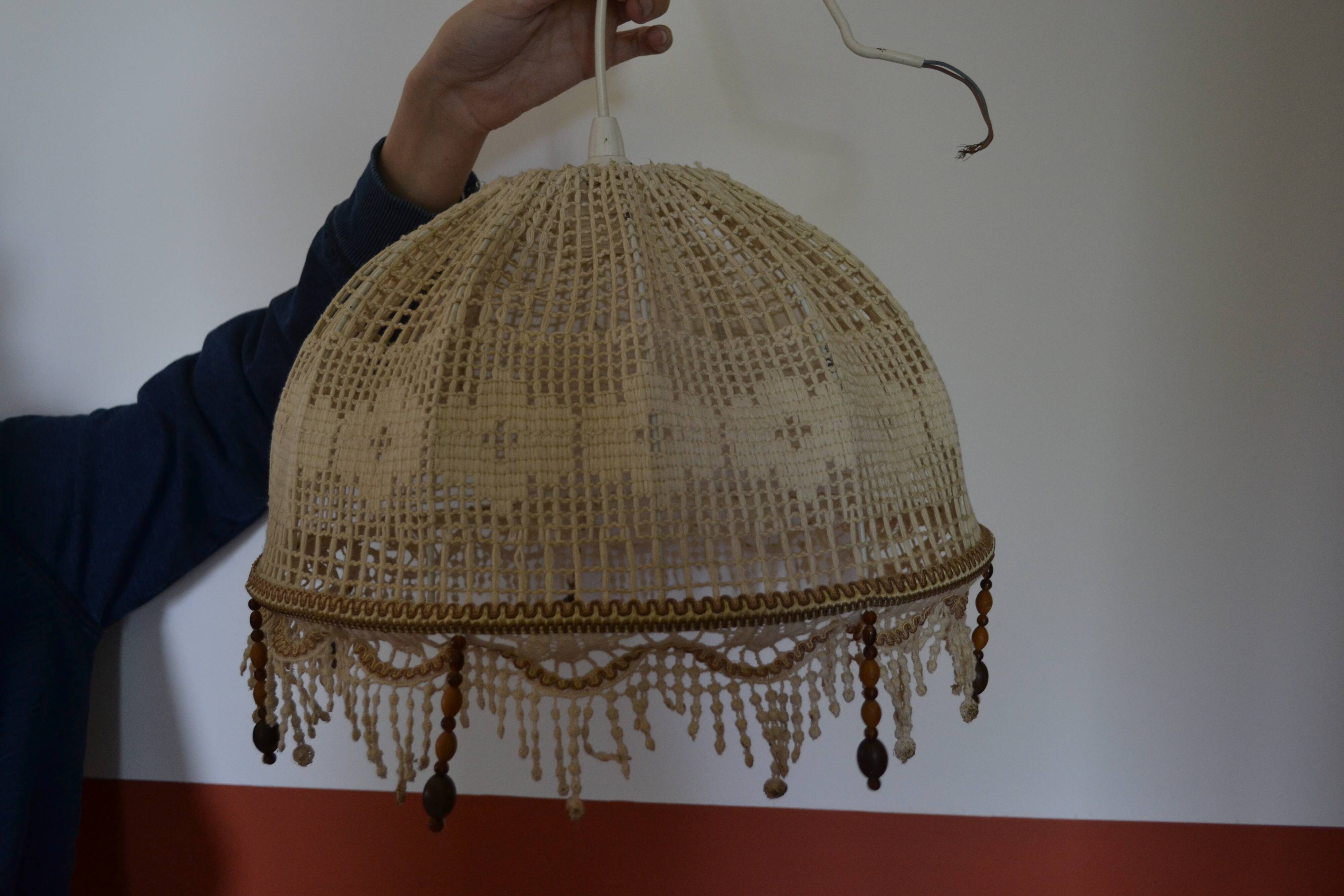 Suspension in lace and wooden beads