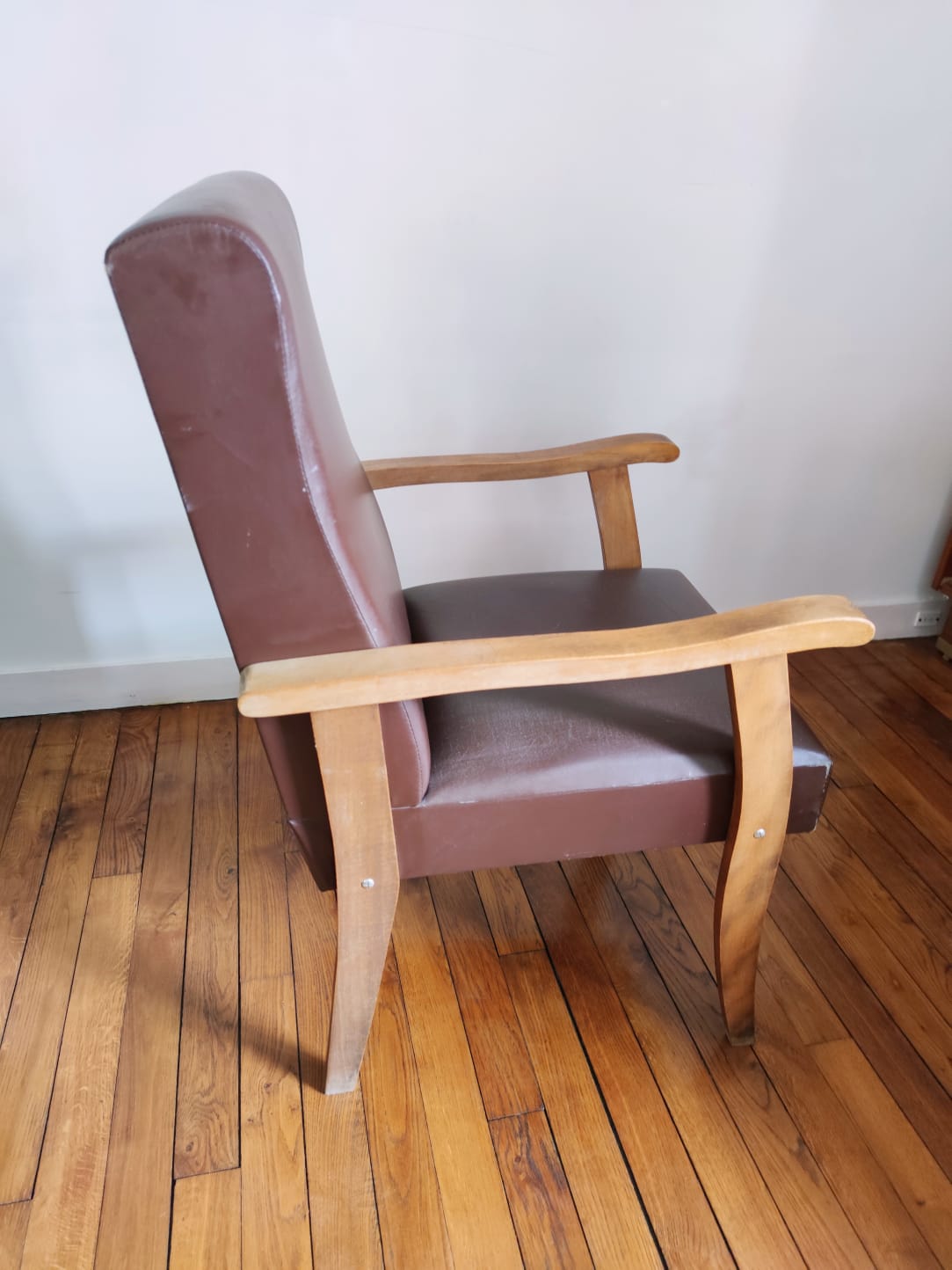 Paire de fauteuils moleskine marron