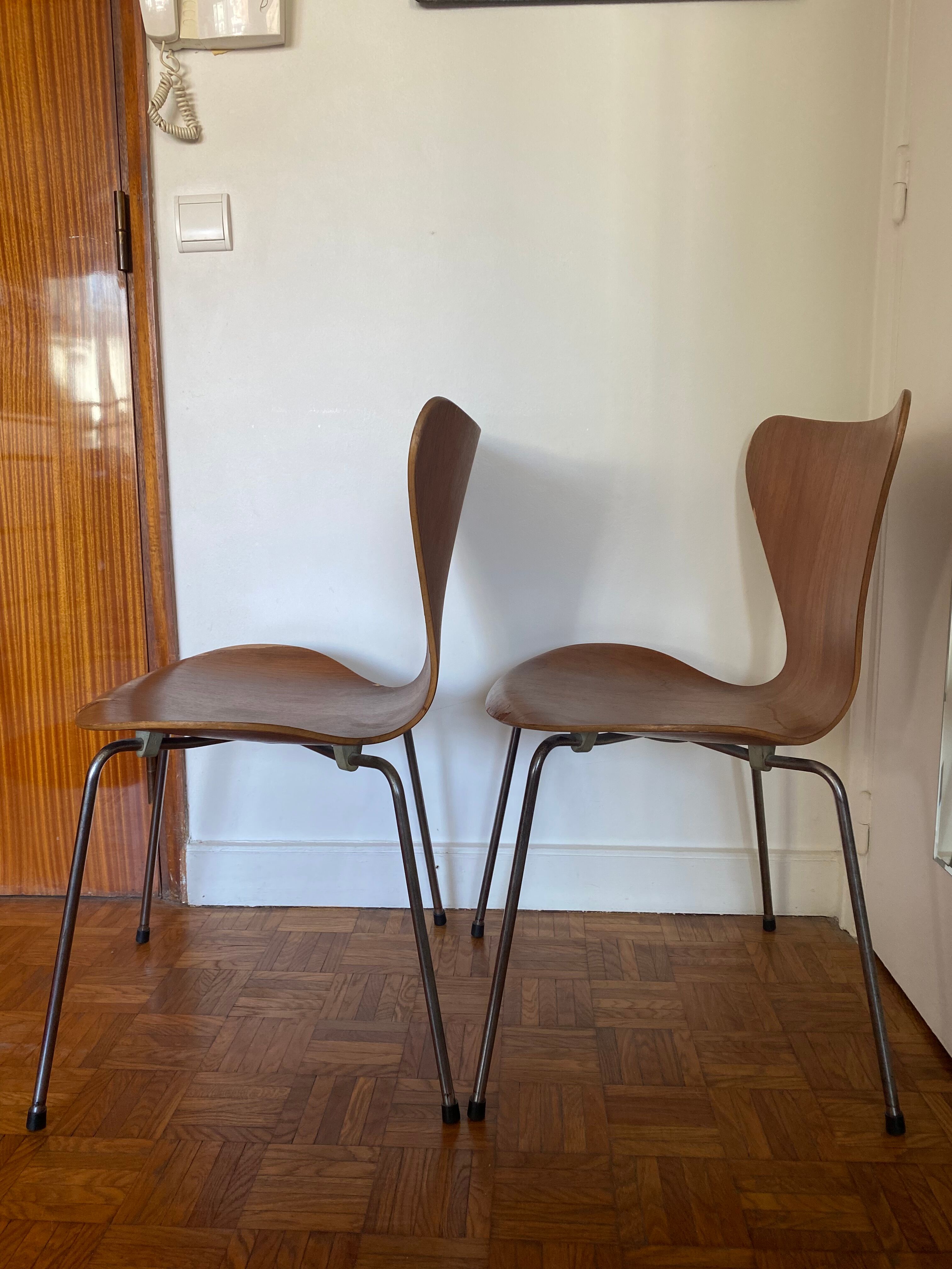 Pair of 2 Fritz Hansen 7 series chairs signed Mobilier International